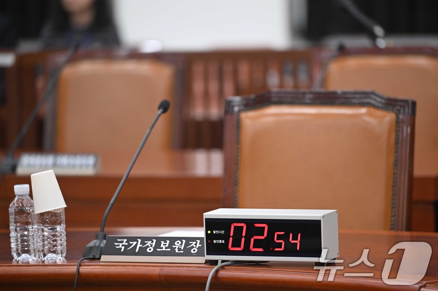 (서울=뉴스1) 국회사진기자단 = 27일 서울 여의도 국회에서 국민의힘 주도로 열린 정보위원회 전체회의에서 이종석 국가정보원장과 더불어민주당 의원들의 자리가 비어 있다. 2026. …