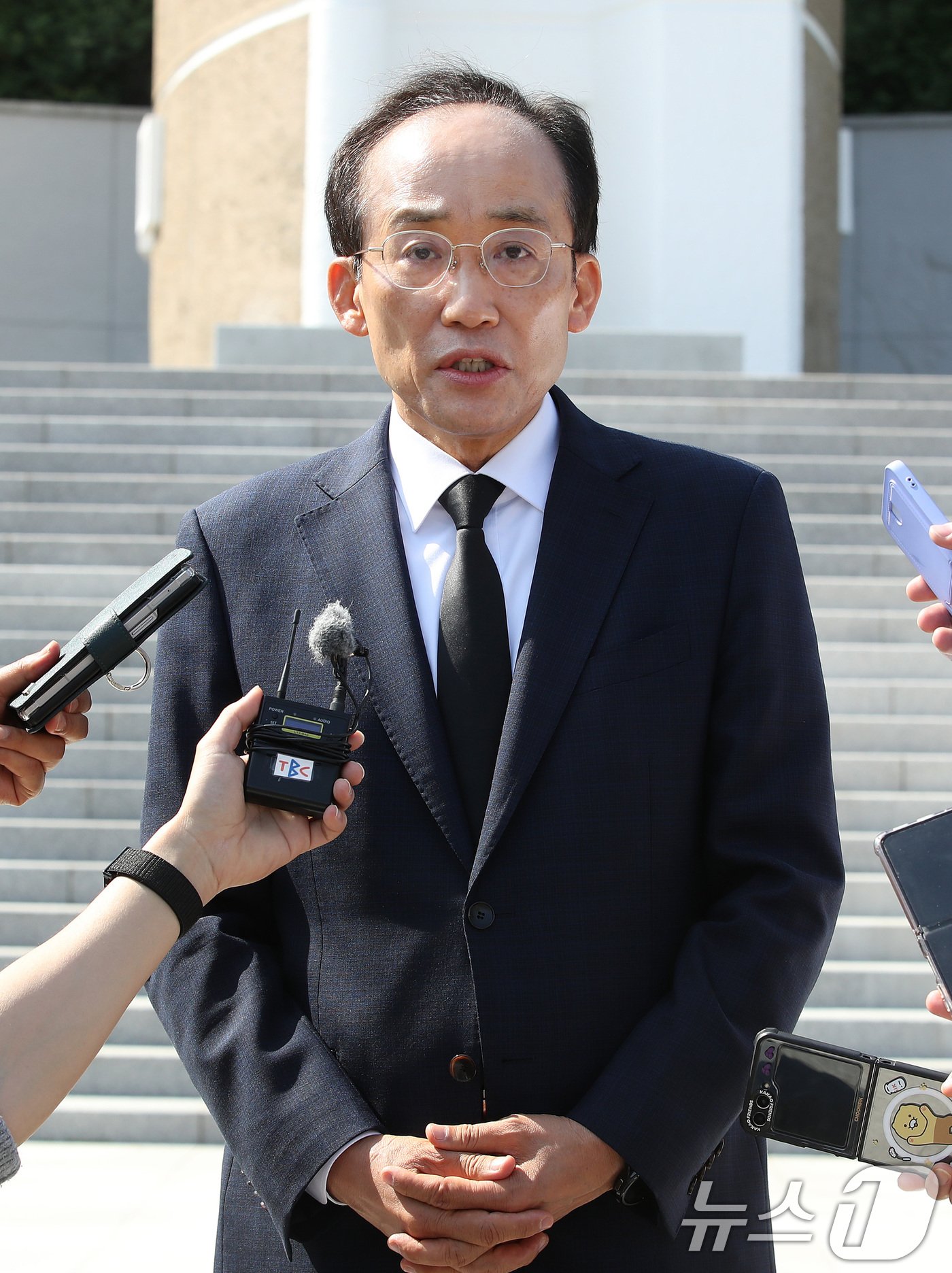 (대구=뉴스1) 공정식 기자 = 추경호 국민의힘 대구시장 후보가 27일 오전 대구 남구 앞산 충혼탑을 찾아 참배한 뒤 각오를 밝히고 있다. 2026.4.27/뉴스1