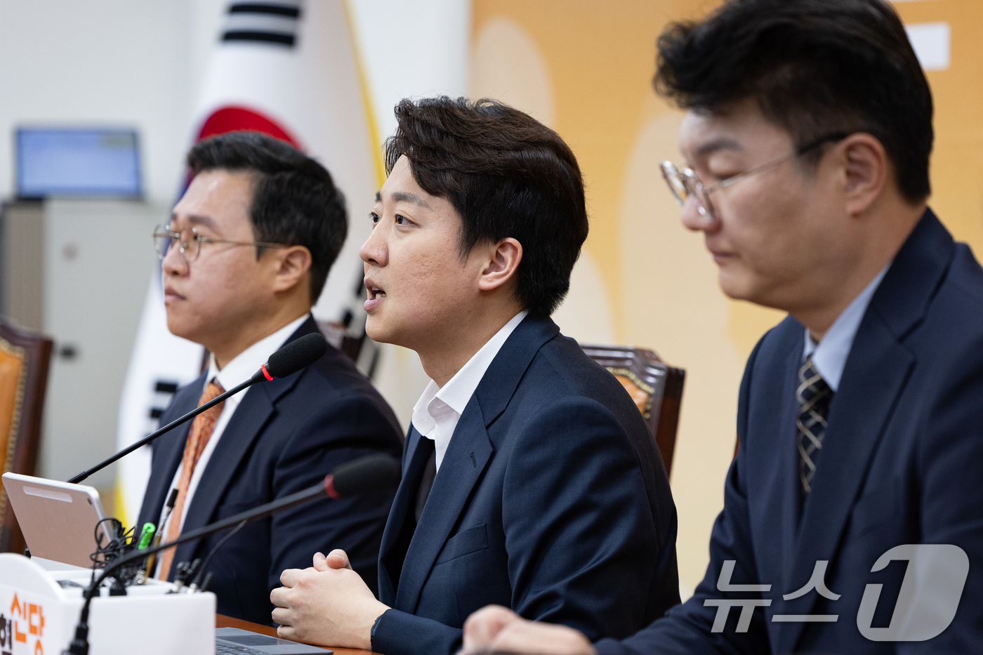 (서울=뉴스1) 유승관 기자 = 이준석 개혁신당 대표가 27일 서울 여의도 국회에서 열린 최고위원회의에서 모두 발언을 하고 있다. 2026.4.27/뉴스1