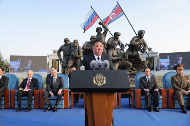 김정은 "피로 쓴 북러 동맹의 상징"…北, '러시아 파병군' 기념관 준공