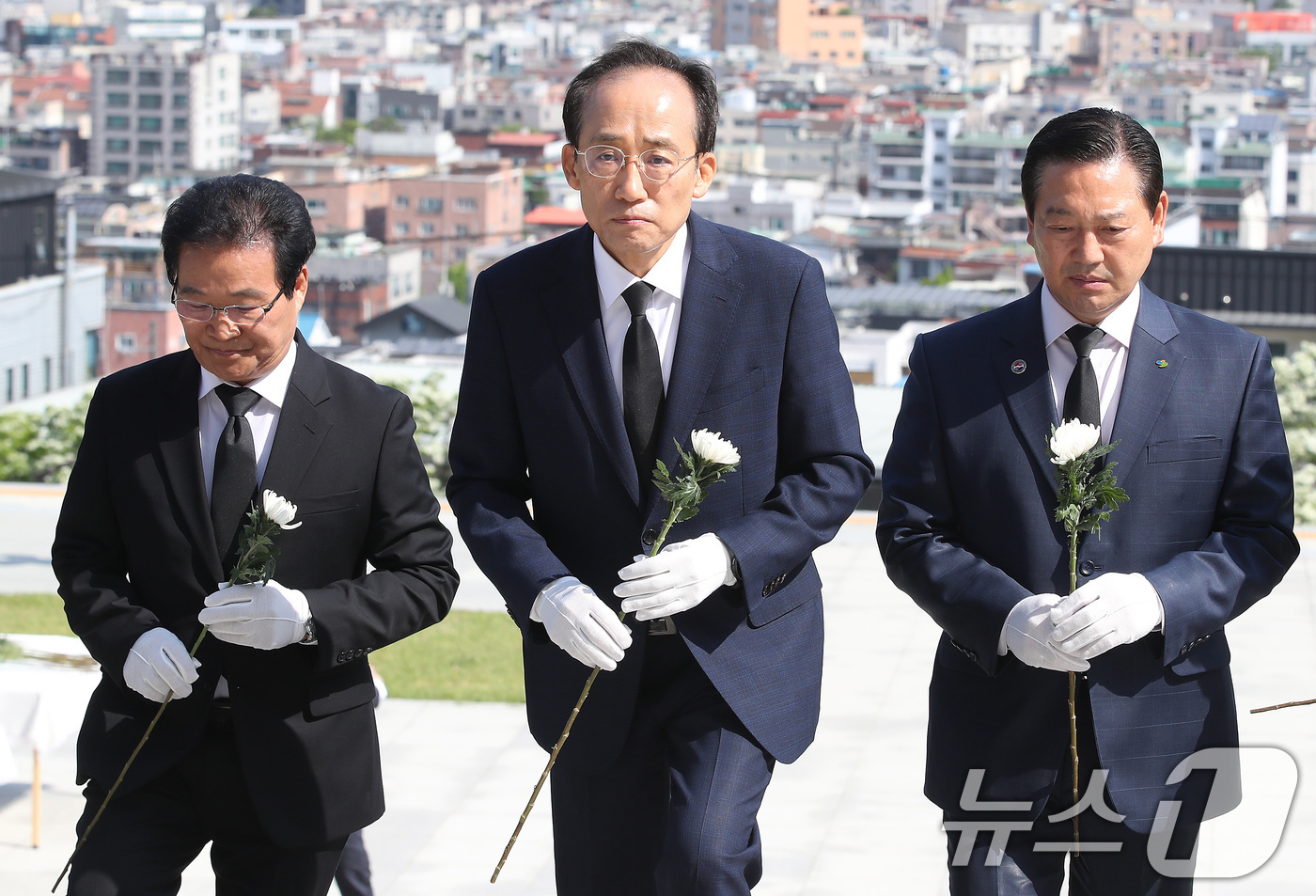 (대구=뉴스1) 공정식 기자 = 추경호 국민의힘 대구시장 후보(가운데)가 27일 오전 대구 남구 앞산 충혼탑을 찾아 지역 지방선거 출마자와 함께 참배하기 위해 계단을 오르고 있다. …