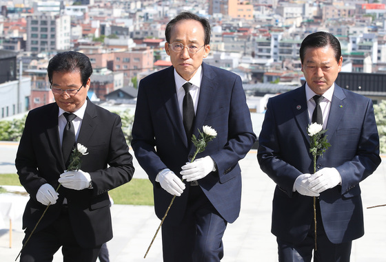 지역 출마자와 함께 헌화하는 추경호 후보