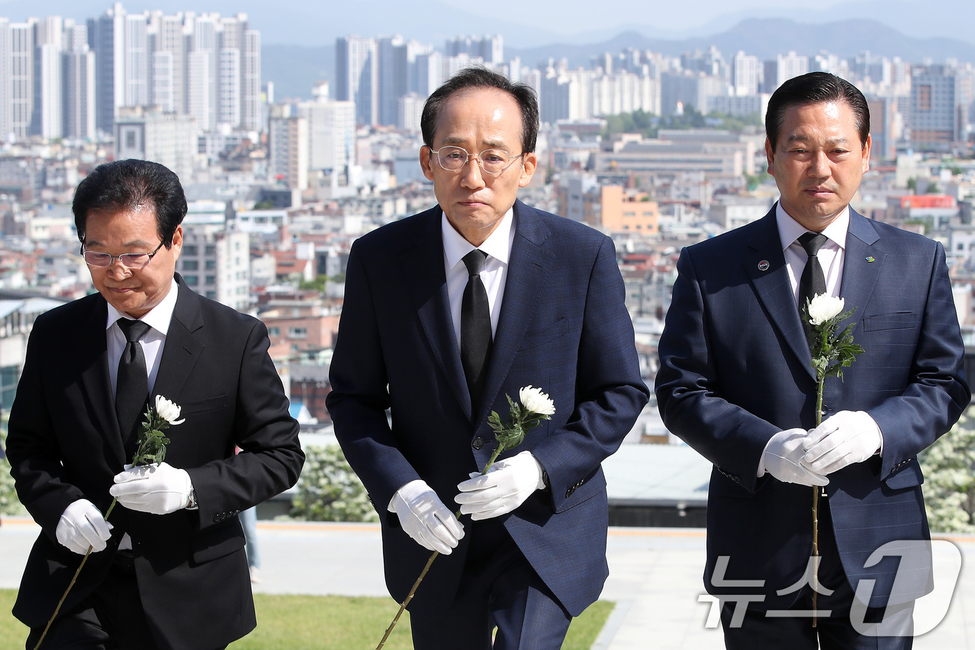 (대구=뉴스1) 공정식 기자 = 추경호 국민의힘 대구시장 후보(가운데)가 27일 오전 대구 남구 앞산 충혼탑을 찾아 지역 지방선거 출마자와 함께 참배하기 위해 계단을 오르고 있다. …