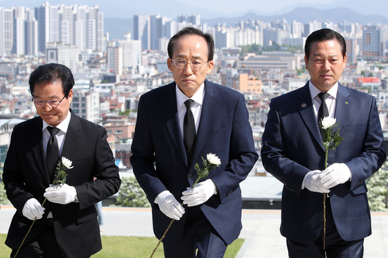 충혼탑 참배하는 김용판·추경호·조재구