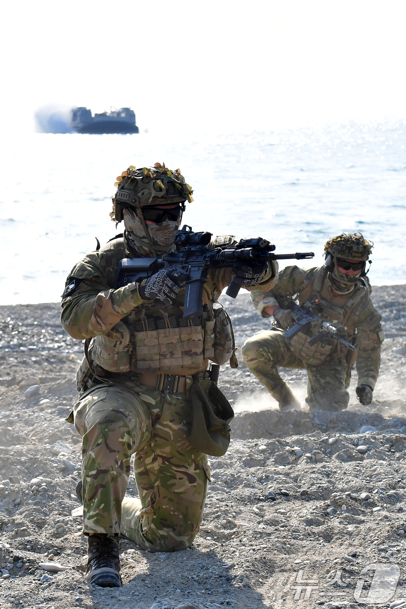 (포항=뉴스1) 최창호 기자 = 27일 오전 경북 포항시 송라면 해안에서 실시된 2026년 해병대 연합상륙훈련에서 해병대상륙돌격장갑차로 해안에 상륙한 뉴질랜드 육군이 가상의 적진을 …