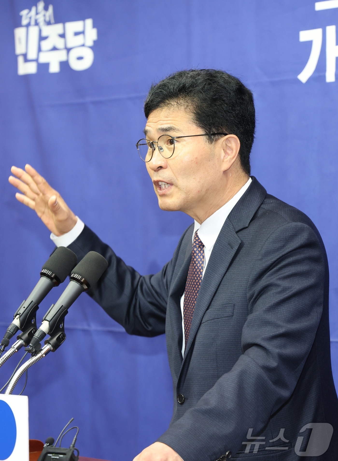 (전주=뉴스1) 유경석 기자 = 이원택 더불어민주당 전북도지사 후보가 27일 전북 전주시 전북특별자치도의회에서 정책 기자회견을 열고 질의에 답변을 하고 있다. 2026.4.27/뉴 …