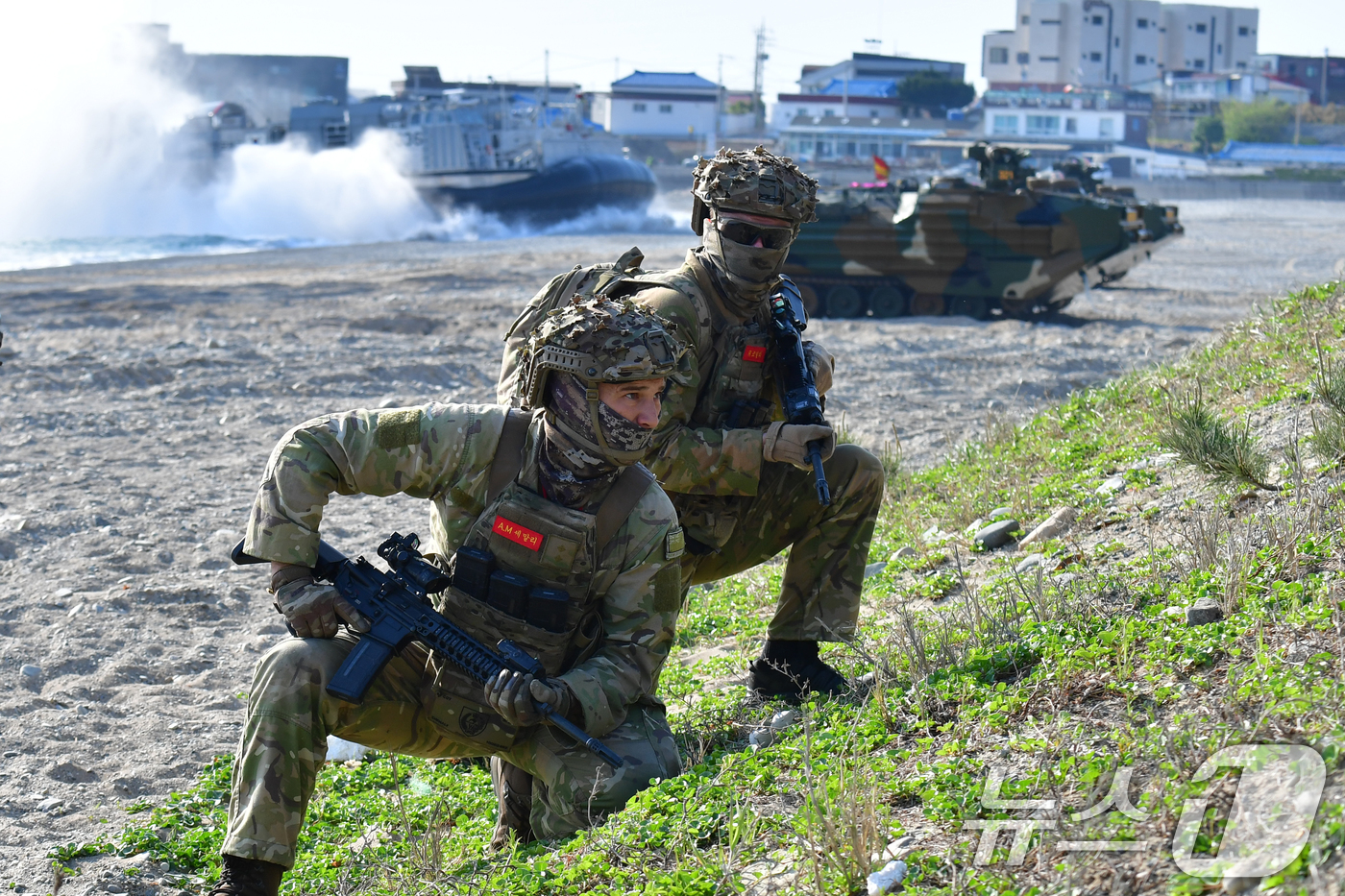 (포항=뉴스1) 최창호 기자 = 27일 오전 경북 포항시 송라면 해안에서 실시된 2026년 해병대 연합상륙훈련에서 해병대상륙돌격장갑차로 해안에 상륙한 뉴질랜드 육군이 도력 명령을 …