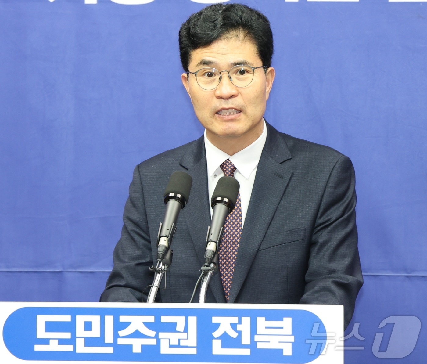 (전주=뉴스1) 유경석 기자 = 이원택 더불어민주당 전북도지사 후보가 27일 전북 전주시 전북특별자치도의회에서 정책 기자회견을 열고 질의에 답변을 하고 있다. 2026.4.27/뉴 …