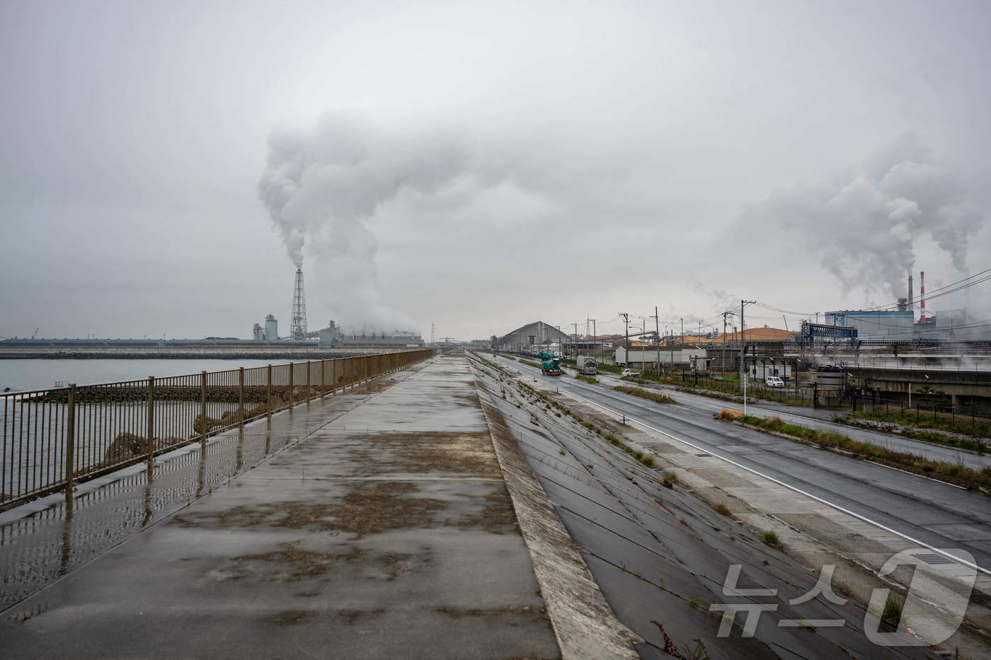 (이시노마키AFP=뉴스1) 이창규 기자 = 일본 홋카이도에서 27일 규모 6.2의 지진이 발생한 가운데 미야기현 이시노마키에서 쓰나미 방벽으로 보호된 발전소에서 증기가 나오고 있다 …