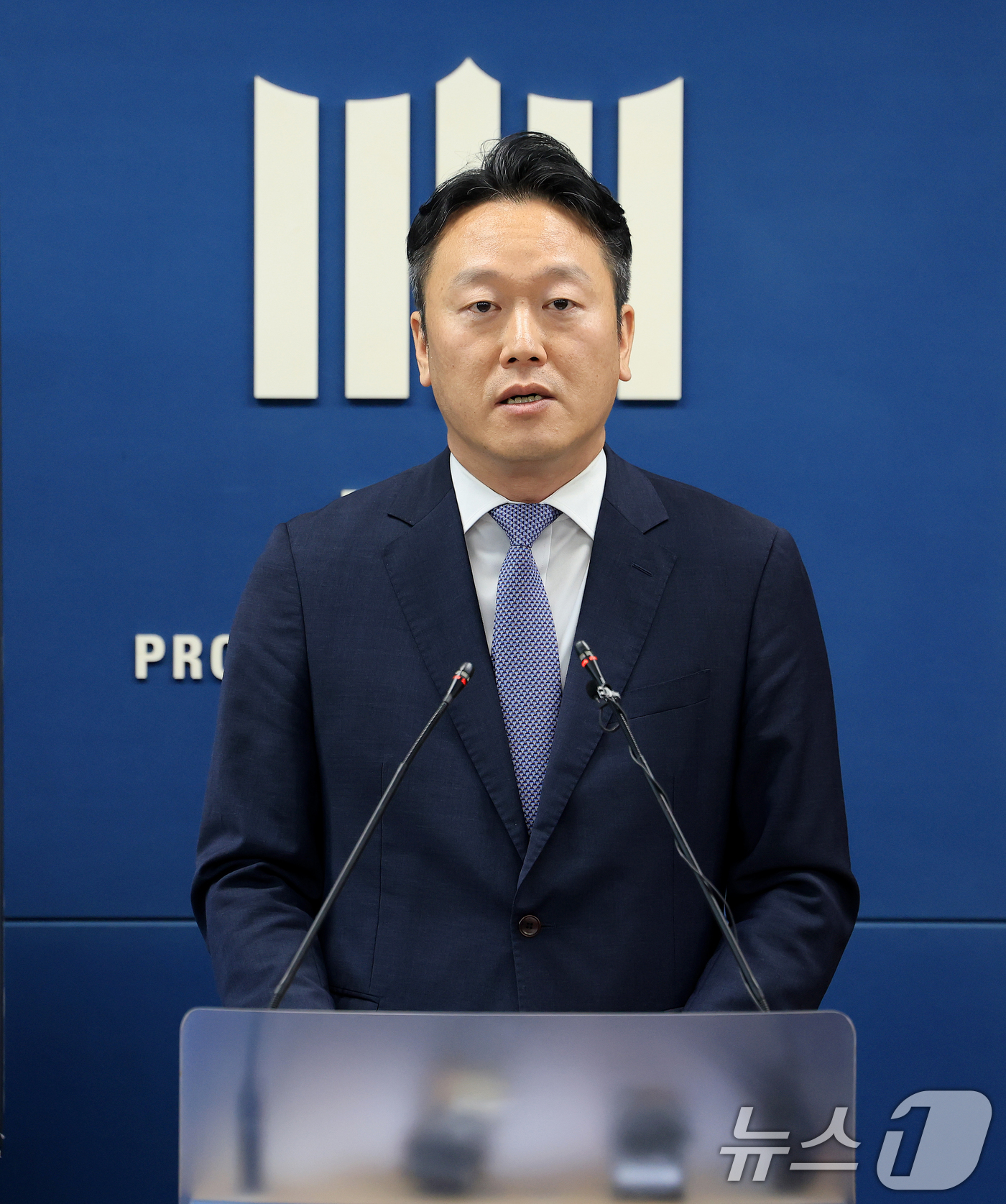 (서울=뉴스1) 이호윤 기자 = 김태훈 서울중앙지검 제3차장검사가 27일 서울 서초구 서울고등검찰청 브리핑룸에서 과거 인권침해 사건 재심에 대한 접근방식 개선 브리핑을 하고 있다. …