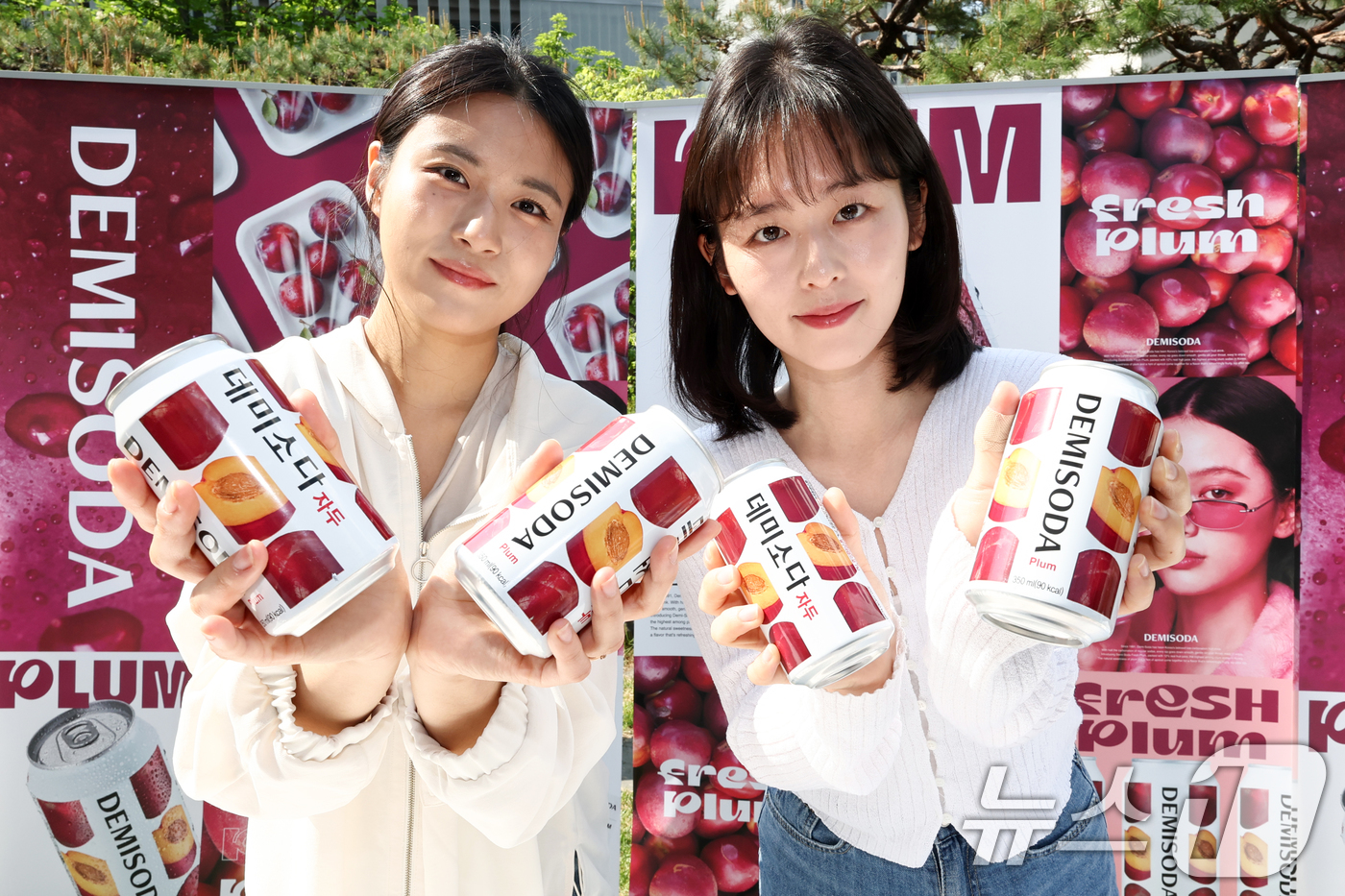 (서울=뉴스1) 최지환 기자 = 27일 오전 서울 동대문구 동아오츠카 서울사무소에서 열린 과즙 탄산음료 데미소다 자두 출시 행사에서 모델들이 신제품을 선보이고 있다.4년만의 신제품 …