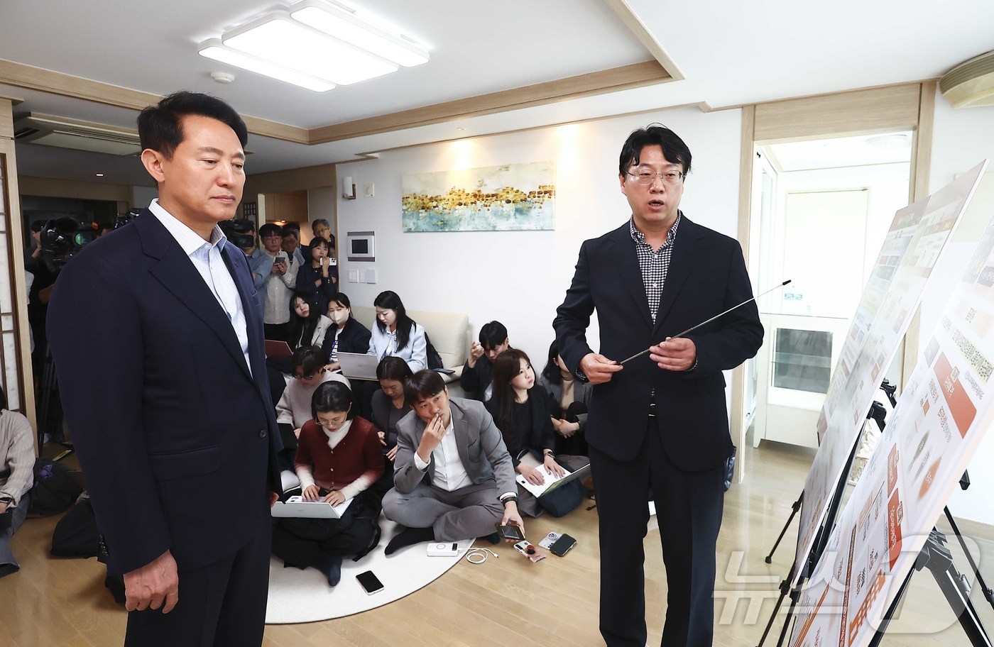 (서울=뉴스1) 임지훈 인턴기자 = 오세훈 서울시장이 27일 오전 서울 성북구 시니어주택 노블레스 타워를 찾아 조성호 서울시 주택정책관으로부터 서울형 시니어주택 공급 계획에 대한 …