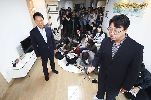 서울형 시니어주택 공급계획 설명 듣는 오세훈 서울시장