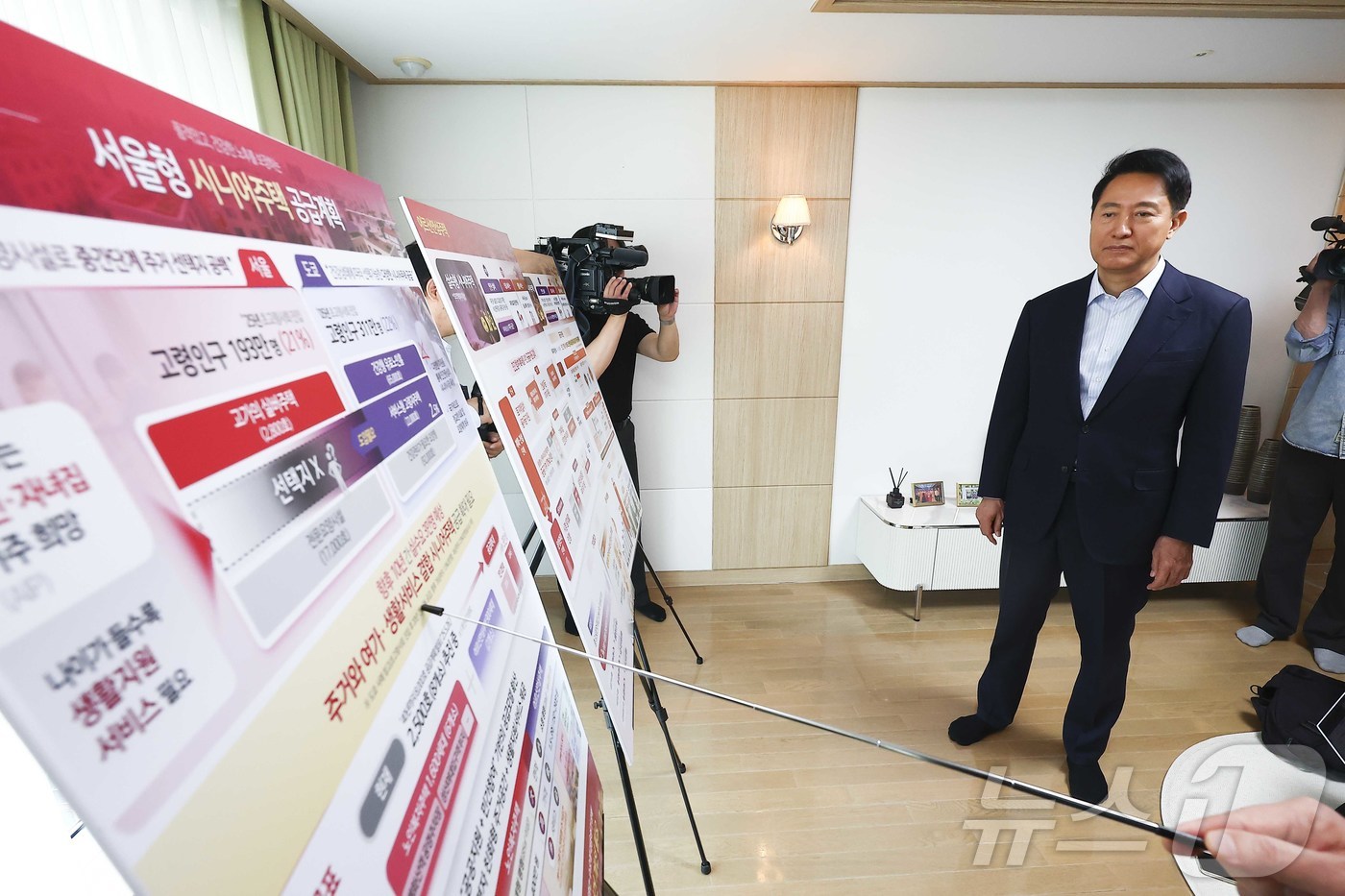 (서울=뉴스1) 임지훈 인턴기자 = 오세훈 서울시장이 27일 오전 서울 성북구 시니어주택 노블레스 타워를 찾아 조성호 서울시 주택정책관으로부터 서울형 시니어주택 공급 계획에 대한 …