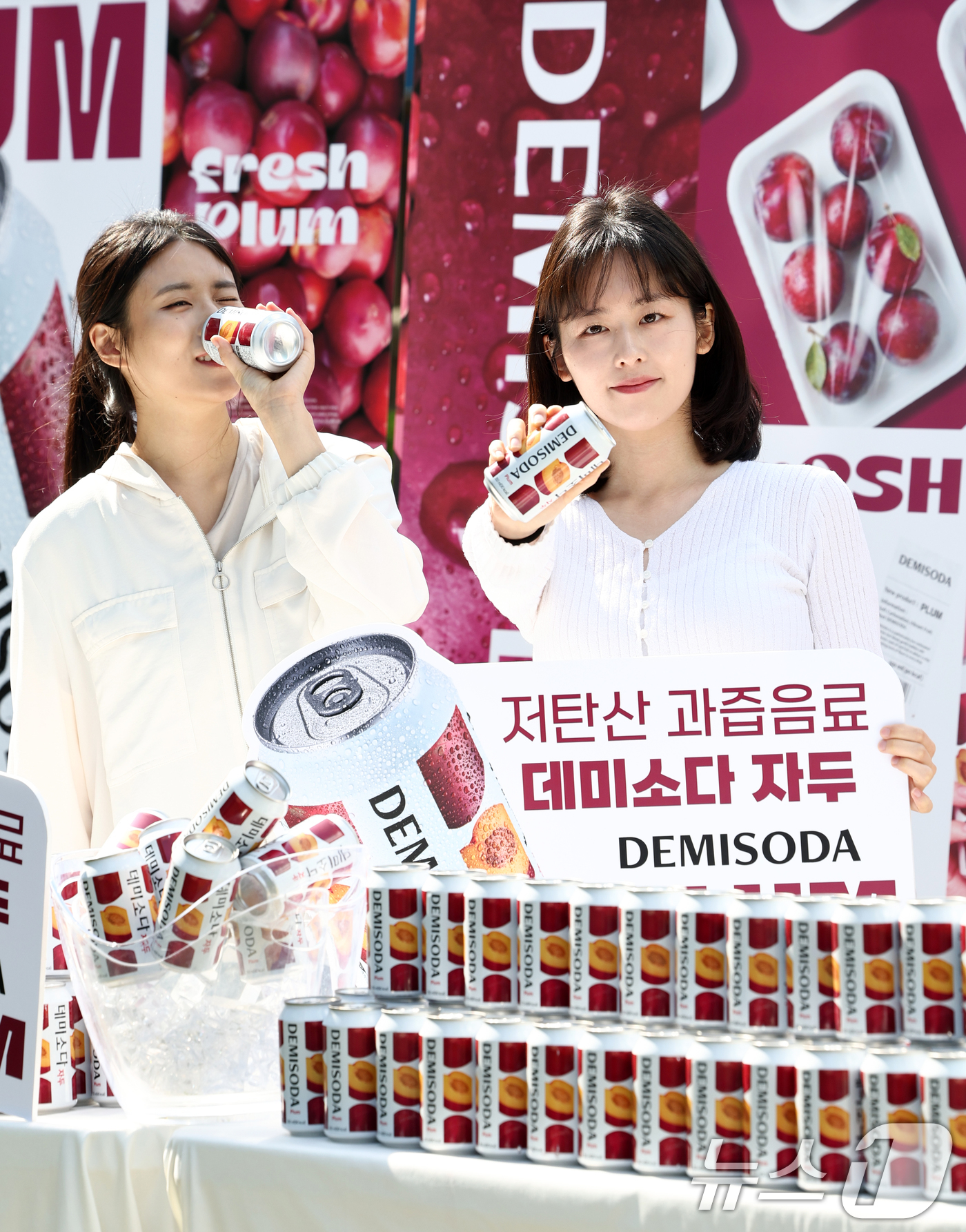 (서울=뉴스1) 최지환 기자 = 27일 오전 서울 동대문구 동아오츠카 서울사무소에서 열린 과즙 탄산음료 데미소다 자두 출시 행사에서 모델들이 신제품을 선보이고 있다.4년만의 신제품 …