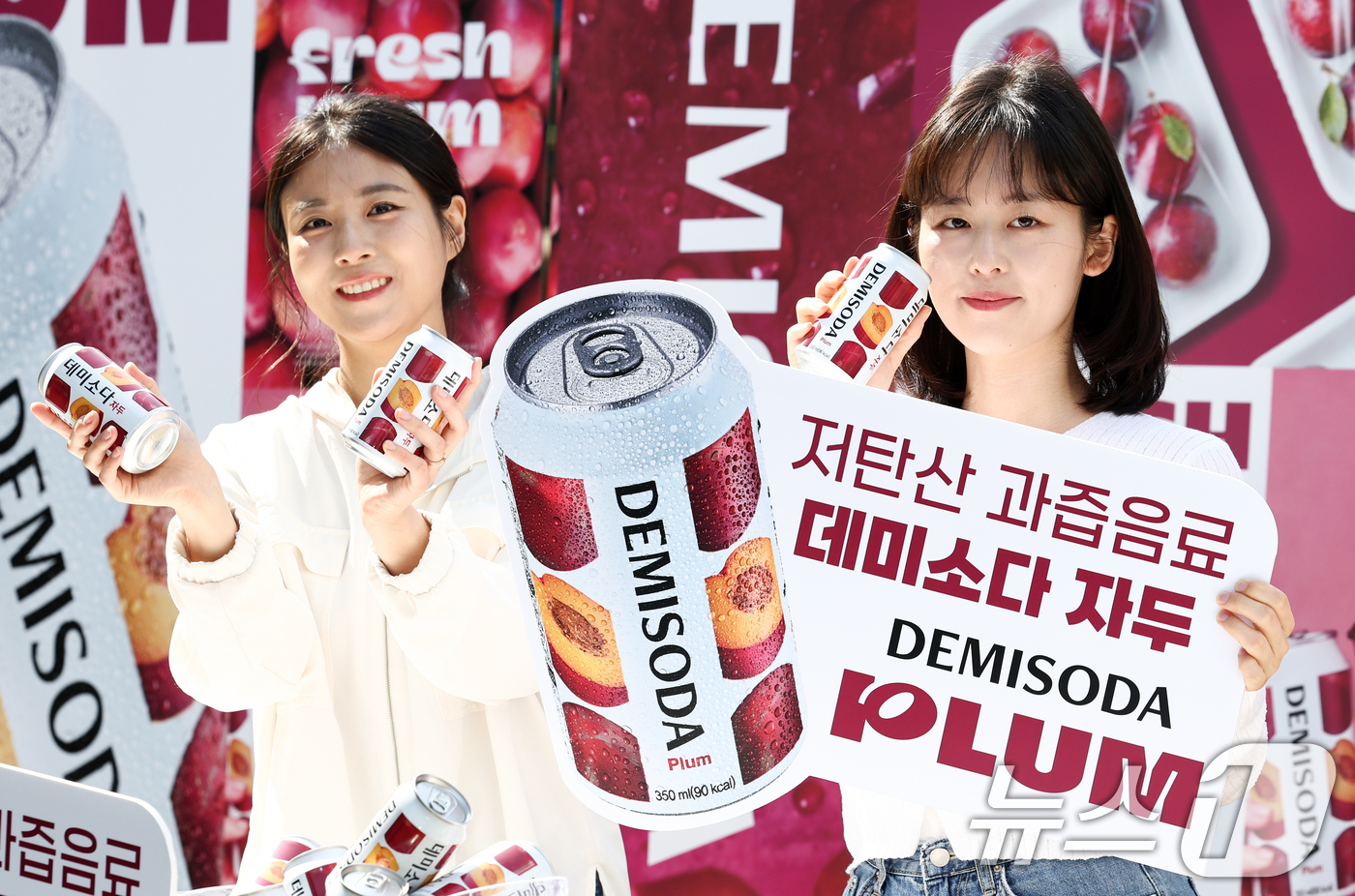 (서울=뉴스1) 최지환 기자 = 27일 오전 서울 동대문구 동아오츠카 서울사무소에서 열린 과즙 탄산음료 데미소다 자두 출시 행사에서 모델들이 신제품을 선보이고 있다.4년만의 신제품 …