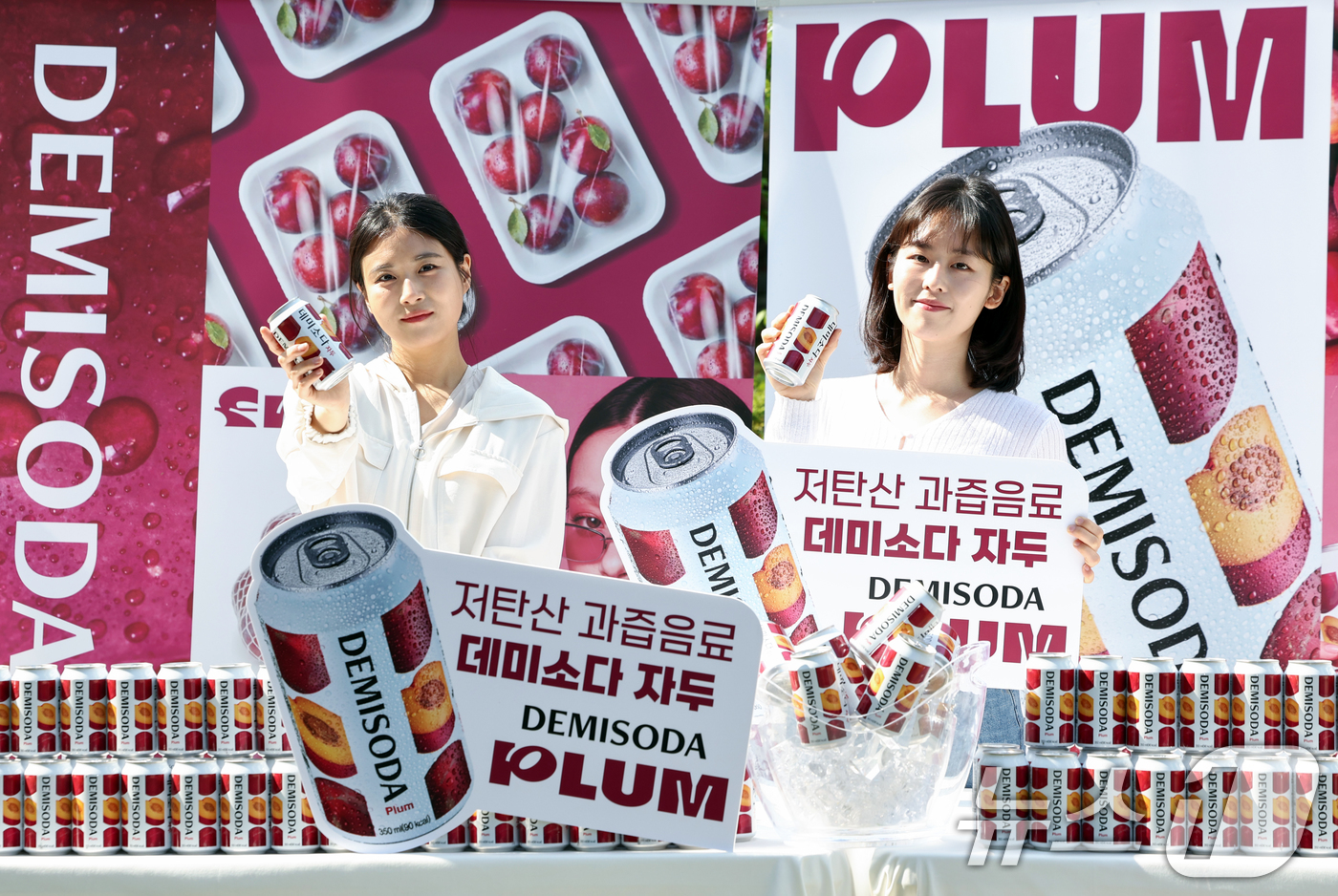 (서울=뉴스1) 최지환 기자 = 27일 오전 서울 동대문구 동아오츠카 서울사무소에서 열린 과즙 탄산음료 데미소다 자두 출시 행사에서 모델들이 신제품을 선보이고 있다.4년만의 신제품 …