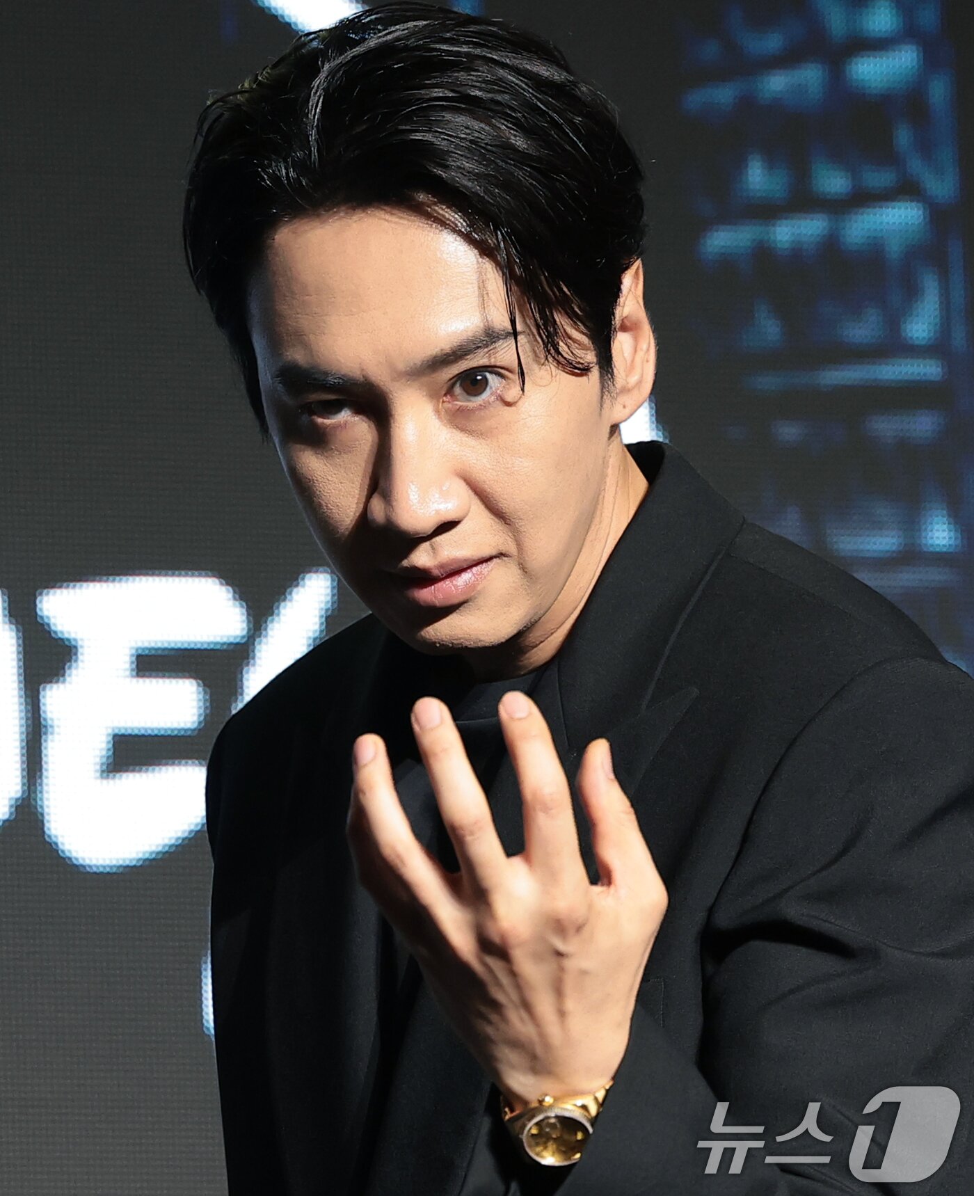 본문 이미지 - 배우 이광수가 27일 오전 서울 영등포구 콘래드 서울 호텔에서 디즈니+ 오리지널 시리즈 ‘골드랜드’(극본 황조윤/연출 김성훈) 제작발표회에서 포즈를 취하고 있다. ‘골드랜드’는 밀수 조직의 1500억 금괴를 손에 넣은 희주(박보영 분)가 탐욕과 배신이 뒤엉킨 아수라장 속에서 금을 독차지하기 위해 사투를 벌이는 생존 스릴러다. 2026.4.27 ⓒ 뉴스1 권현진 기자