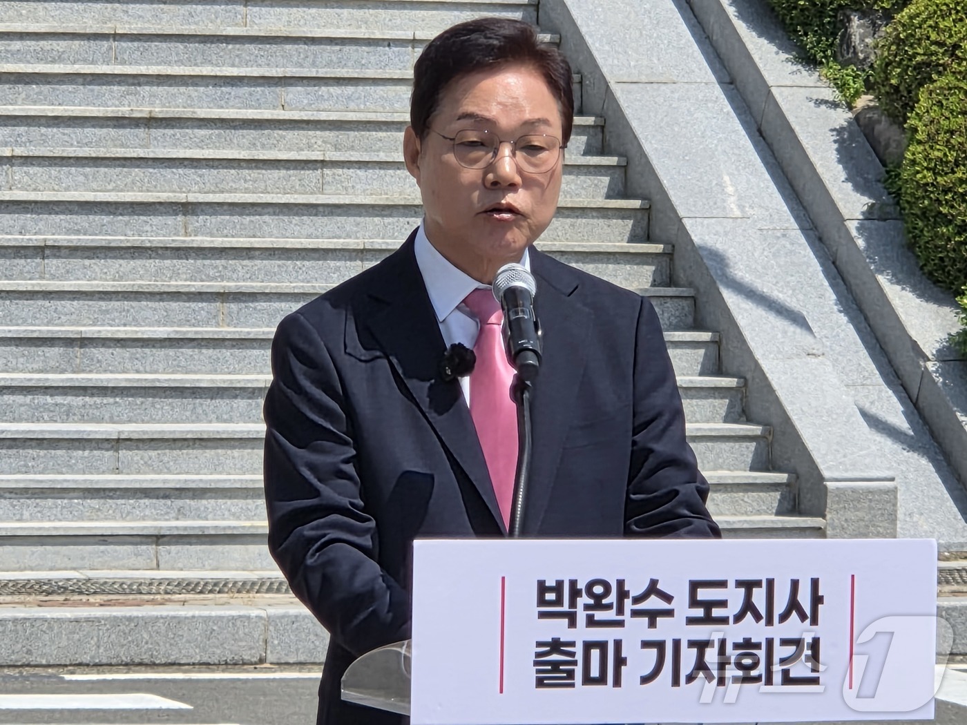 (창원=뉴스1) 강정태 기자 = 국민의힘 박완수 경남지사 후보가 27일 경남 창원시 마산회원구 국립 3.15민주묘지에서 6.3지방선거 경남지사 출마 기자회견을 하고 있다. 2026 …