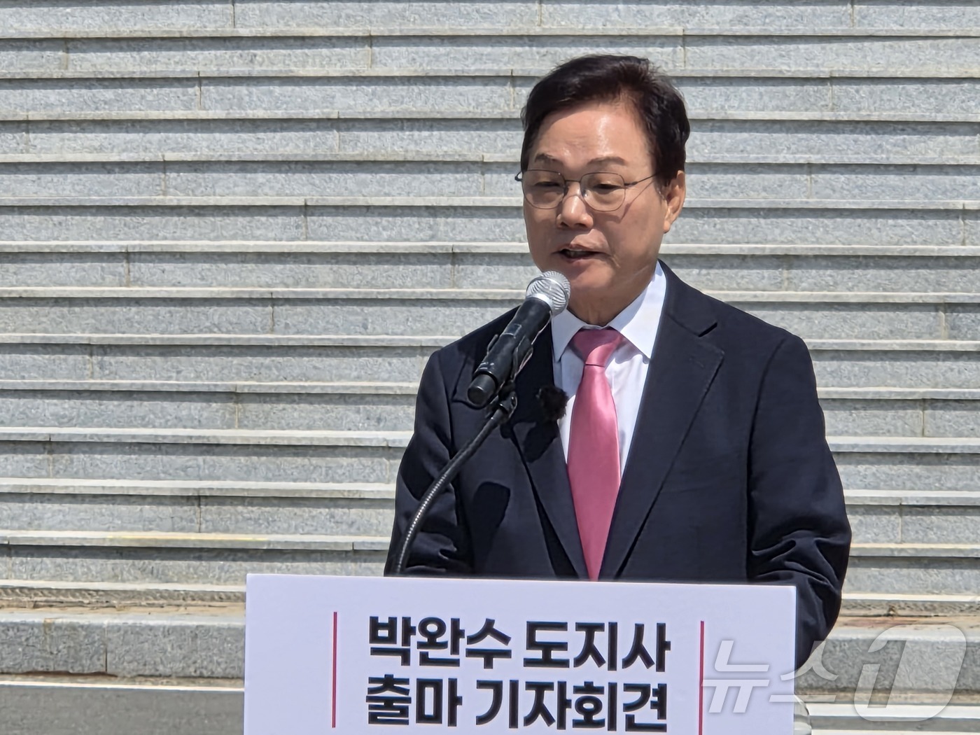 (창원=뉴스1) 강정태 기자 = 국민의힘 박완수 경남지사 후보가 27일 경남 창원시 마산회원구 국립 3.15민주묘지에서 6.3지방선거 경남지사 출마 기자회견을 하고 있다. 2026 …