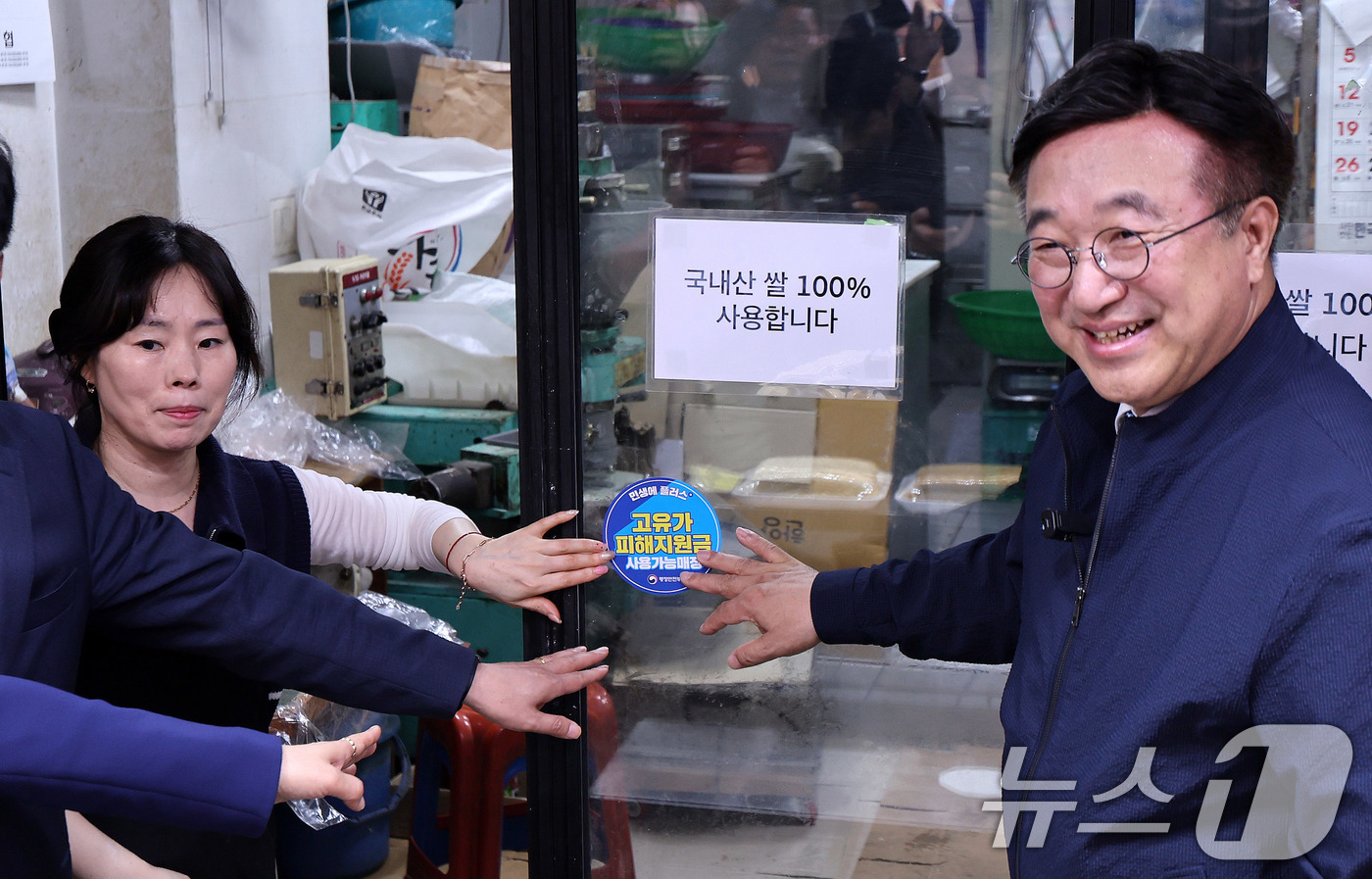 (서울=뉴스1) 박지혜 기자 = 윤호중 행정안전부 장관이 27일 서울 강서구 남부골목시장 한 매장을 찾아 상인과 함께 '고유가 피해지원금 사용가능매장' 스티커를 붙이고 있다.이날 …