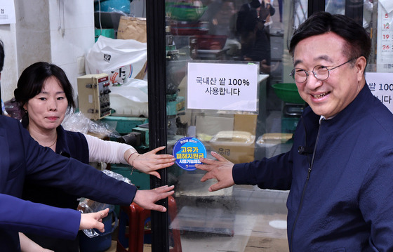 고유가 피해지원금 첫날 시장 찾은 윤호중 장관