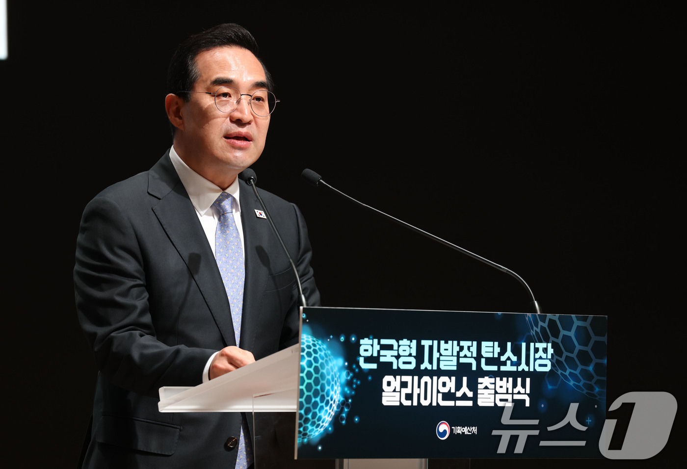 (서울=뉴스1) 이광호 기자 = 박홍근 기획예산처 장관이 27일 오전 서울 중구 대한상공회의소에서 열린 한국형 자발적 탄소시장 얼라이언스 출범식에서 개회사를 하고 있다. 2026. …