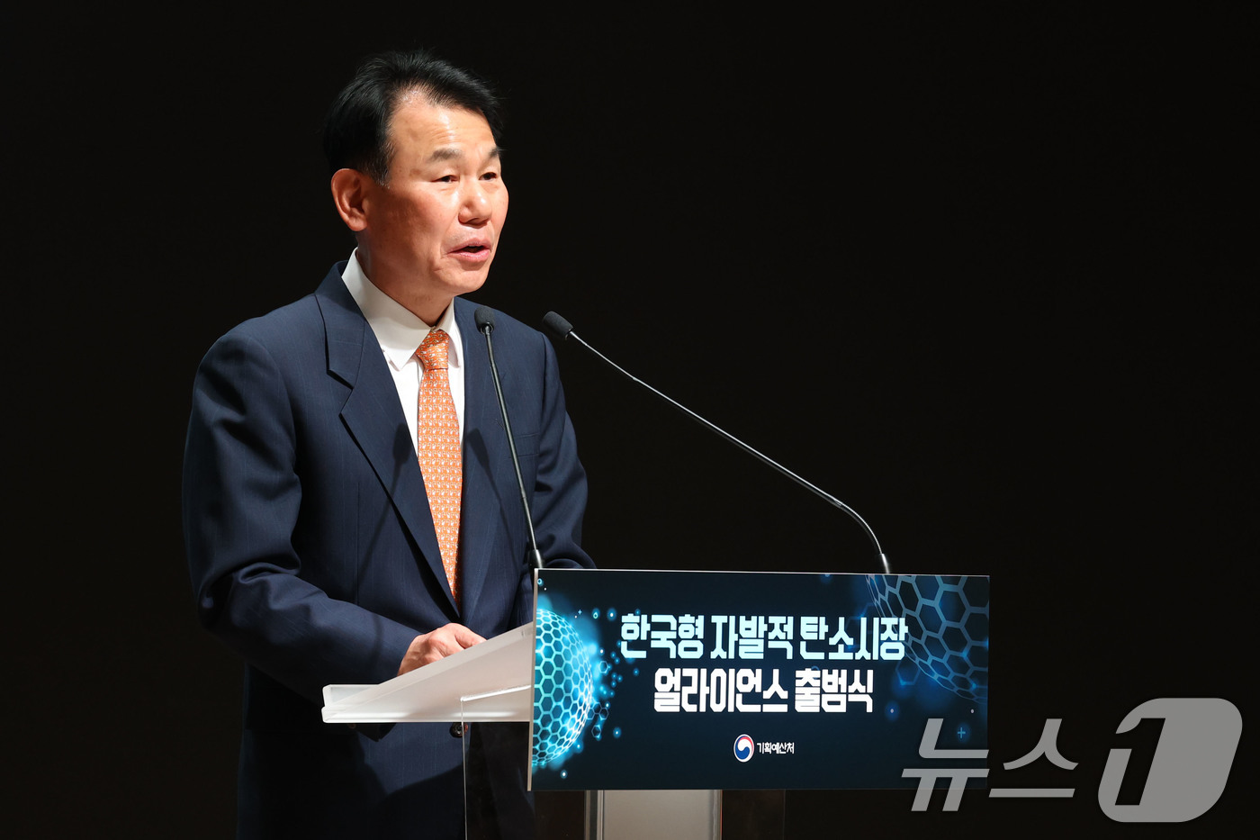 (서울=뉴스1) 이광호 기자 = 정은보 한국거래소 이사장이 27일 오전 서울 중구 대한상공회의소에서 열린 한국형 자발적 탄소시장 얼라이언스 출범식에서 축사하고 있다. 2026.4. …
