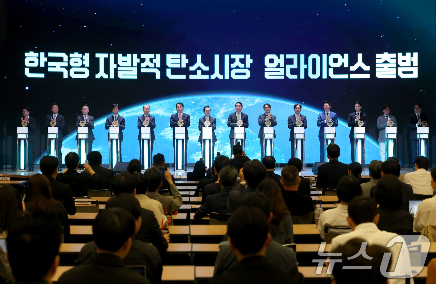 (서울=뉴스1) 이광호 기자 = 박홍근 기확예산처 장관과 최태원 대한상의 회장, 정은보 한국거래소 이사장이 27일 오전 서울 중구 대한상공회의소에서 열린 한국형 자발적 탄소시장 얼 …