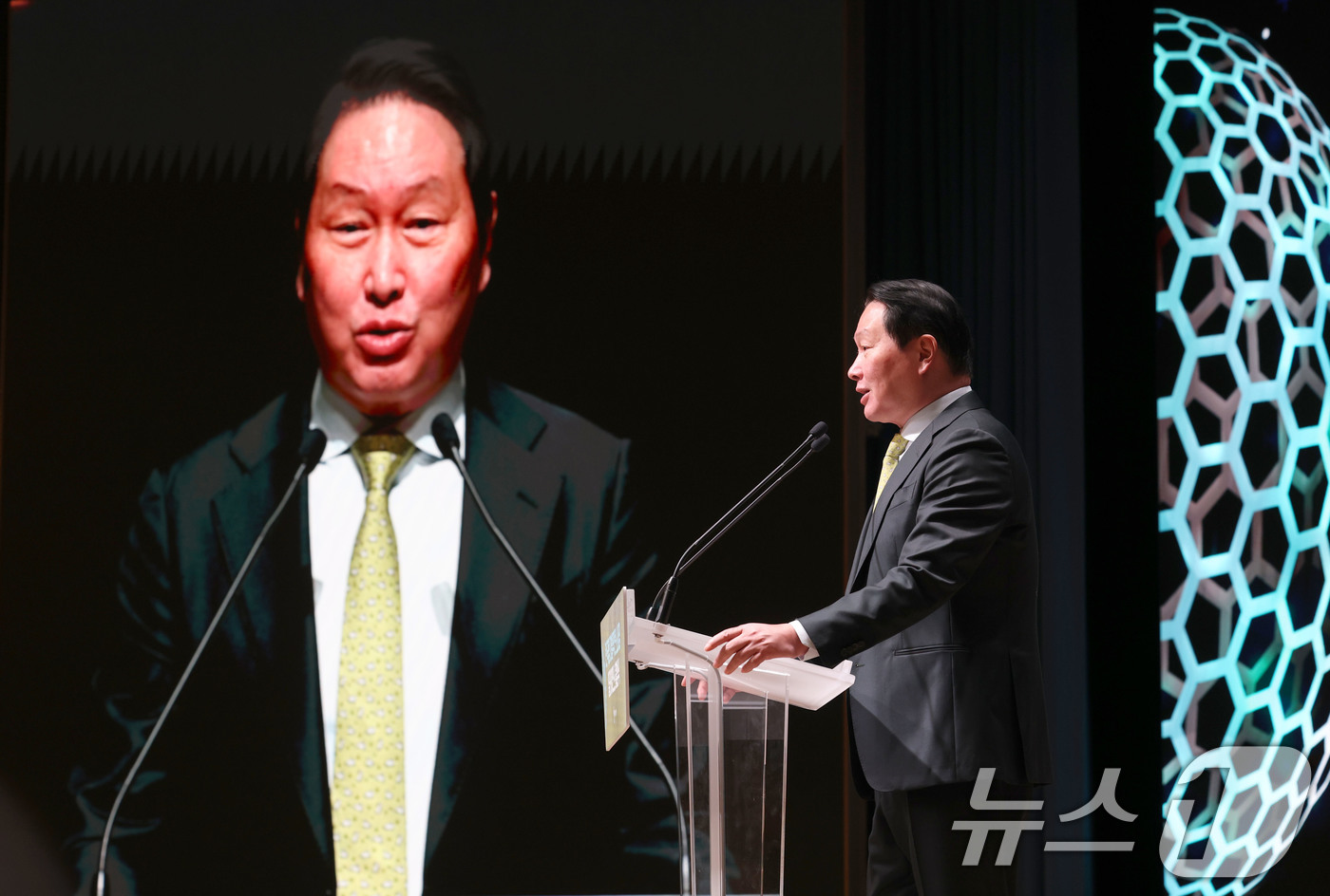 (서울=뉴스1) 이광호 기자 = 최태원 대한상의 회장이 27일 오전 서울 중구 대한상공회의소에서 열린 한국형 자발적 탄소시장 얼라이언스 출범식에서 축사하고 있다. 2026.4.27 …