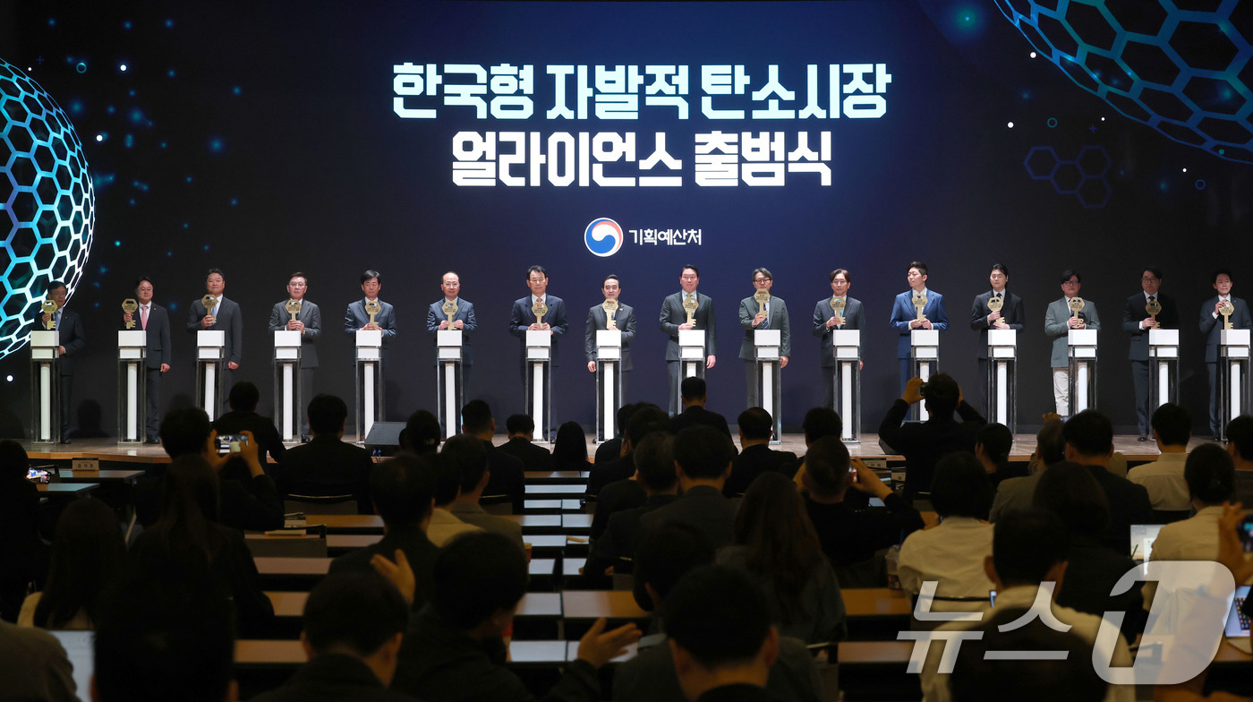 (서울=뉴스1) 이광호 기자 = 박홍근 기확예산처 장관과 최태원 대한상의 회장, 정은보 한국거래소 이사장이 27일 오전 서울 중구 대한상공회의소에서 열린 한국형 자발적 탄소시장 얼 …