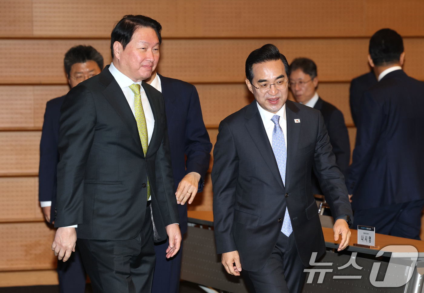 (서울=뉴스1) 이광호 기자 = 박홍근 기획예산처 장관(오른쪽)과 최태원 대한상의 회장이 27일 오전 서울 중구 대한상공회의소에서 열린 한국형 자발적 탄소시장 얼라이언스 출범식에 …