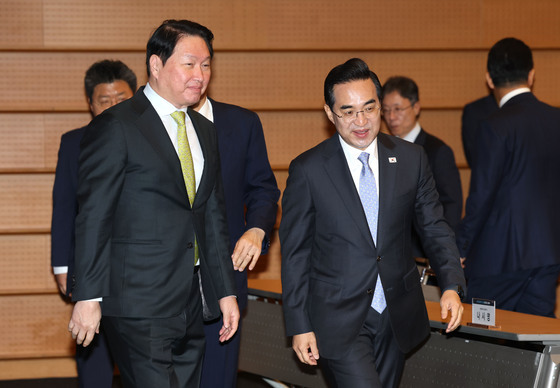 함께 이동하는 박홍근 장관과 최태원 회장