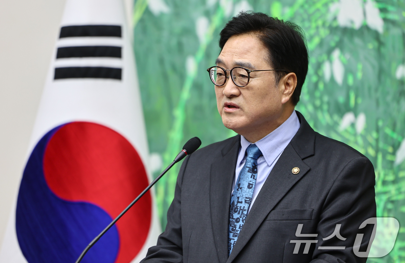 (서울=뉴스1) 김도우 기자 = 우원식 국회의장이 27일 서울 여의도 국회에서 개헌 관련 기자회견을 하고 있다. 2026.4.27/뉴스1