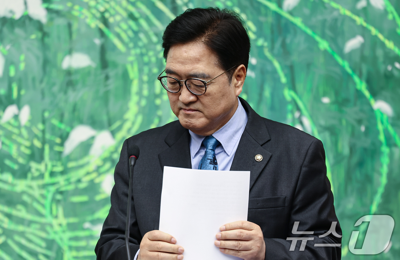 (서울=뉴스1) 김도우 기자 = 우원식 국회의장이 27일 서울 여의도 국회에서 열린 개헌 관련 기자회견에 입장하고 있다. 2026.4.27/뉴스1