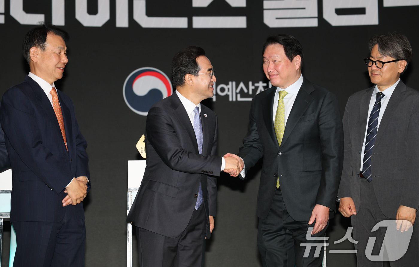 (서울=뉴스1) 이광호 기자 = 박홍근 기획예산처 장관과 최태원 대한상의 회장이 27일 오전 서울 중구 대한상공회의소에서 열린 한국형 자발적 탄소시장 얼라이언스 출범식에서 인사나누 …