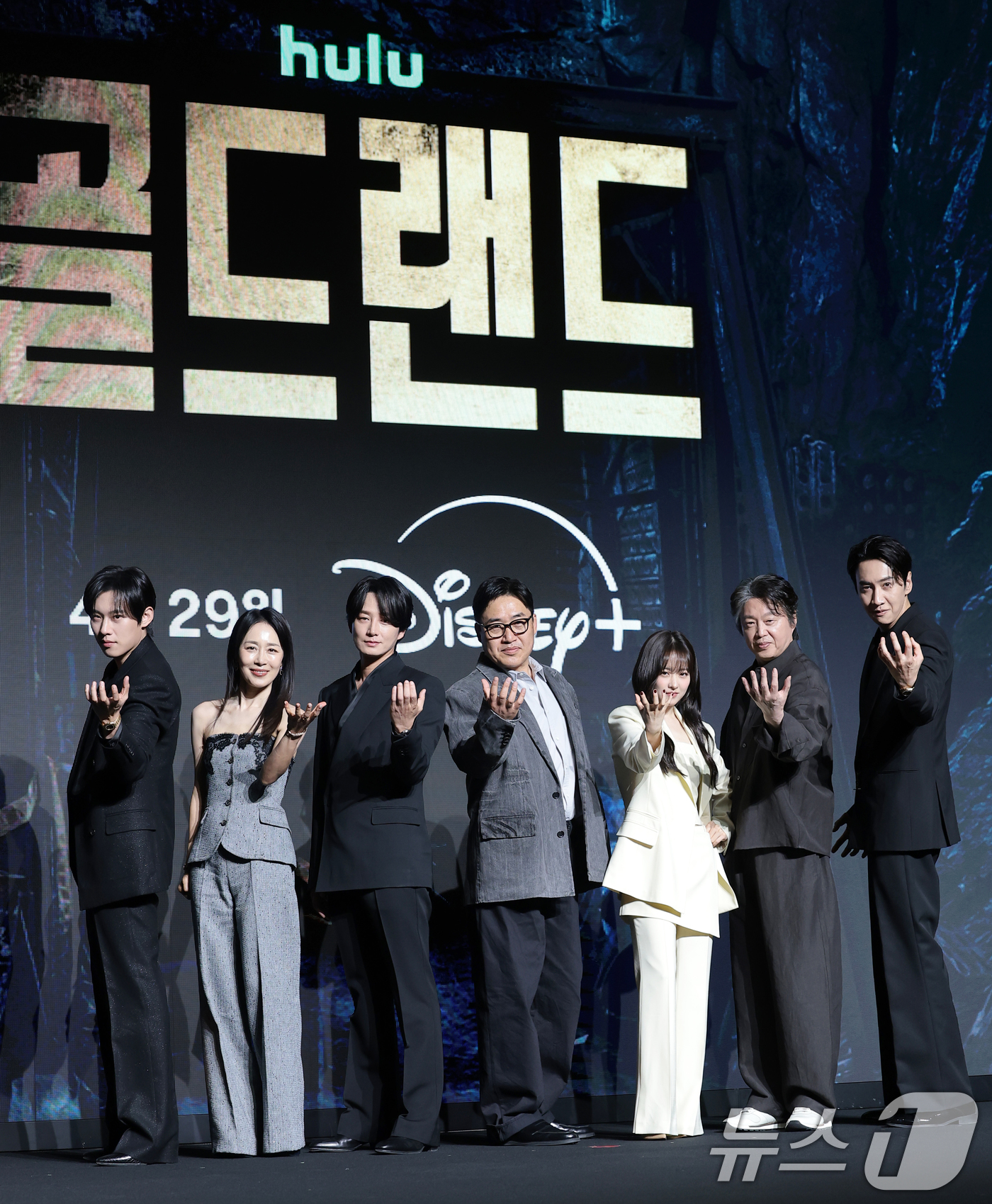 (서울=뉴스1) 권현진 기자 = 배우 김성철(왼쪽부터)과 문정희, 이현욱, 김성훈 감독, 박보영, 김희원, 이광수가 27일 오전 서울 영등포구 콘래드 서울 호텔에서 디즈니+ 오리지 …