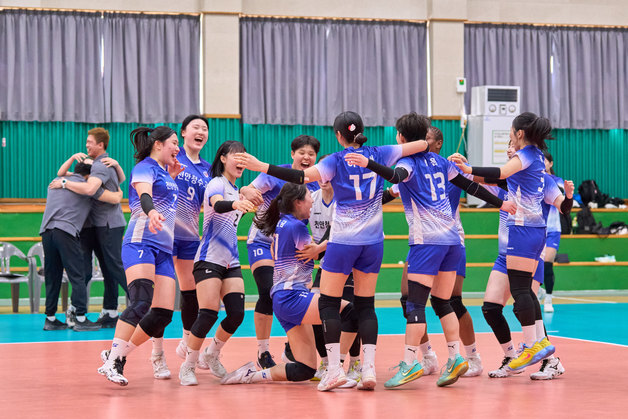 "우리 강팀 됐어요" 창단 14년 만에 우승한 천안 청수고 배구부