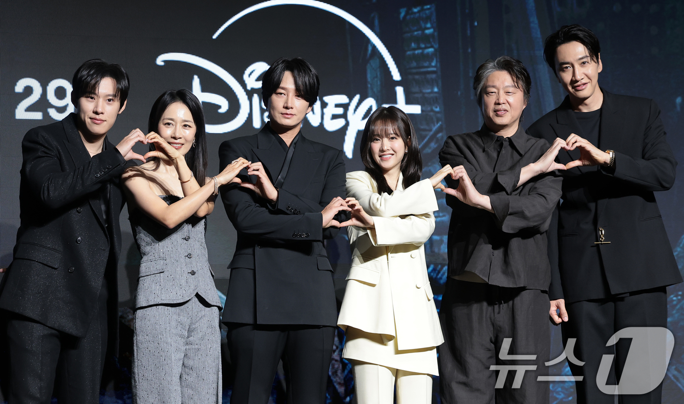(서울=뉴스1) 권현진 기자 = 배우 김성철(왼쪽부터)과 문정희, 이현욱, 박보영, 김희원, 이광수가 27일 오전 서울 영등포구 콘래드 서울 호텔에서 디즈니+ 오리지널 시리즈 ‘골 …