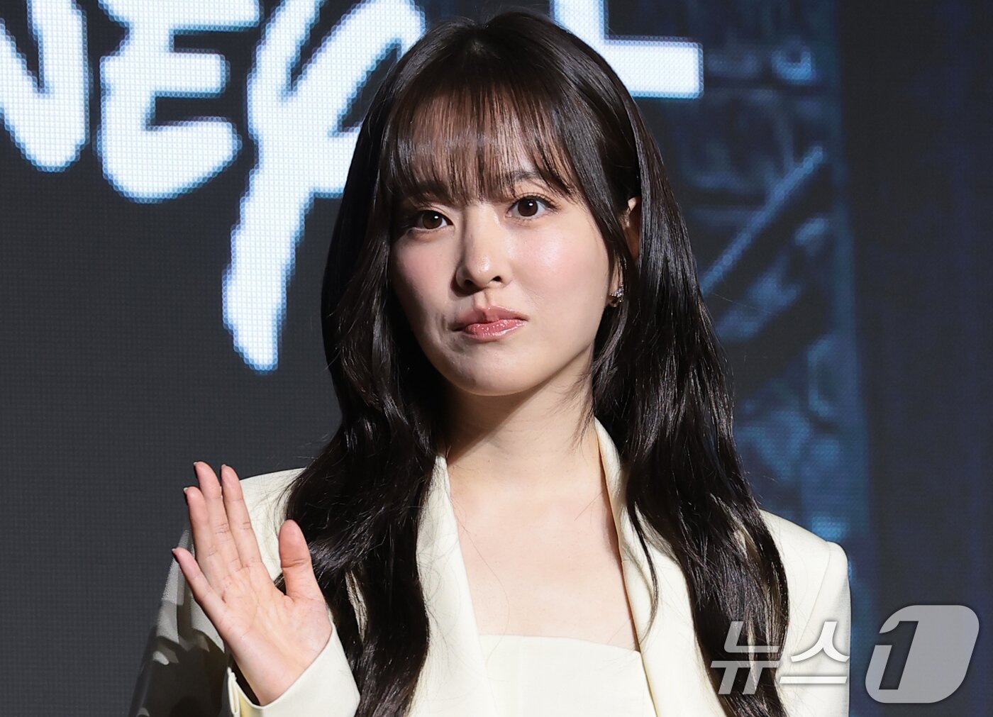 본문 이미지 - 배우 박보영이 27일 오전 서울 영등포구 콘래드 서울 호텔에서 디즈니+ 오리지널 시리즈 ‘골드랜드’(극본 황조윤/연출 김성훈) 제작발표회에서 포즈를 취하고 있다. ‘골드랜드’는 밀수 조직의 1500억 금괴를 손에 넣은 희주(박보영 분)가 탐욕과 배신이 뒤엉킨 아수라장 속에서 금을 독차지하기 위해 사투를 벌이는 생존 스릴러다. 2026.4.27 ⓒ 뉴스1 권현진 기자