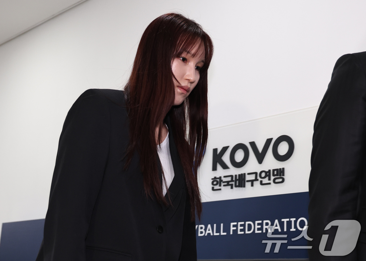 (서울=뉴스1) 구윤성 기자 = 술을 마시고 운전대를 잡은 배구선수 안혜진이 27일 오전 서울 마포구 한국배구연맹(KOVO)에서 열린 상벌위원회에서 음주운전 관련 소명을 하기 위해 …