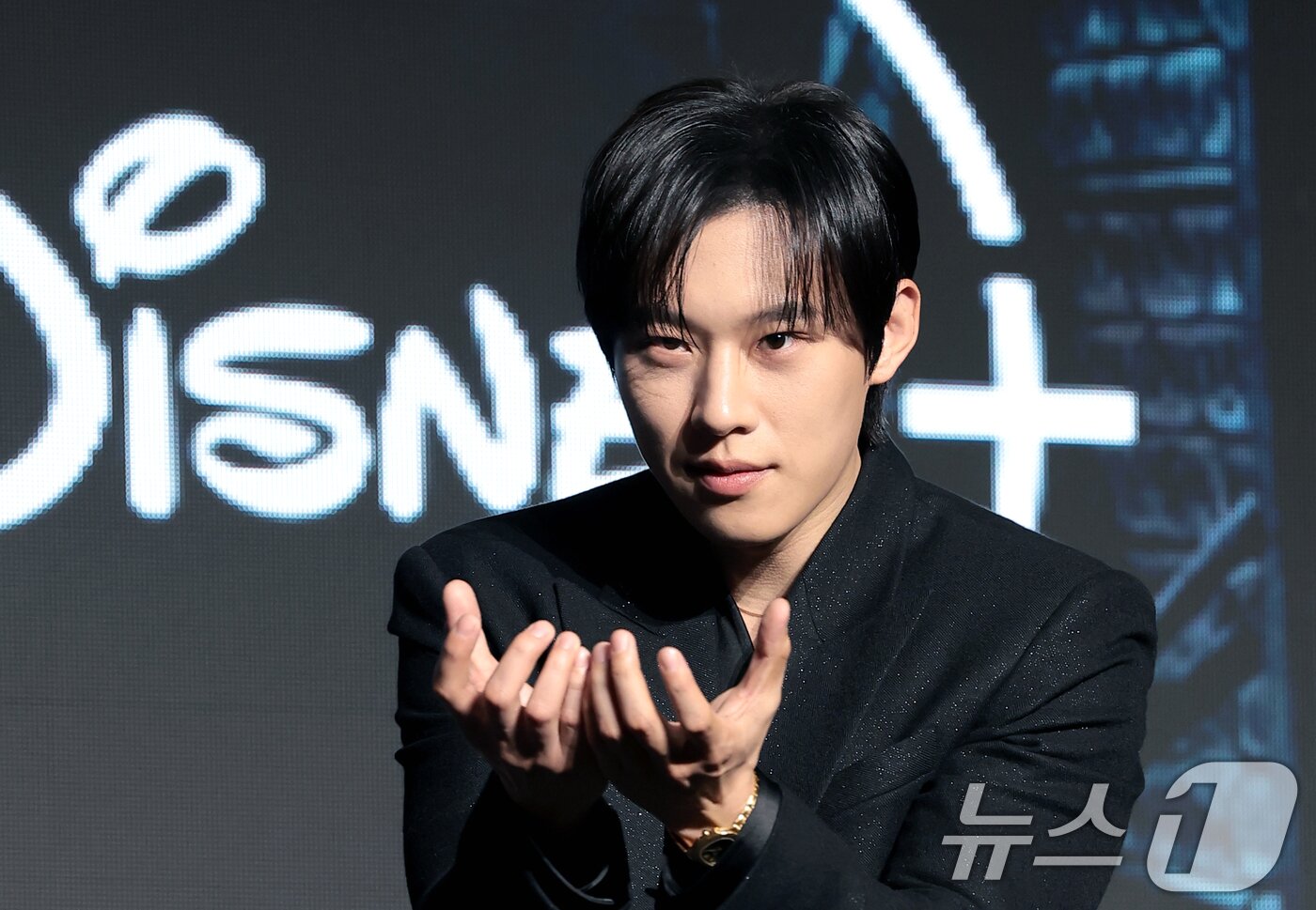 본문 이미지 - 배우 김성철이 27일 오전 서울 영등포구 콘래드 서울 호텔에서 디즈니+ 오리지널 시리즈 ‘골드랜드’(극본 황조윤/연출 김성훈) 제작발표회에서 포즈를 취하고 있다. ‘골드랜드’는 밀수 조직의 1500억 금괴를 손에 넣은 희주(박보영 분)가 탐욕과 배신이 뒤엉킨 아수라장 속에서 금을 독차지하기 위해 사투를 벌이는 생존 스릴러다. 2026.4.27 ⓒ 뉴스1 권현진 기자