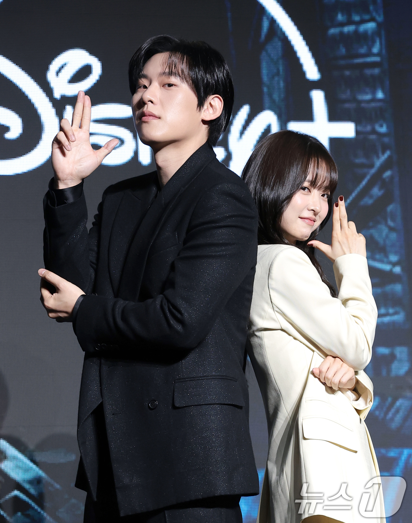 (서울=뉴스1) 권현진 기자 = 배우 김성철과 박보영(오른쪽)이 27일 오전 서울 영등포구 콘래드 서울 호텔에서 디즈니+ 오리지널 시리즈 ‘골드랜드’(극본 황조윤/연출 김성훈) 제 …