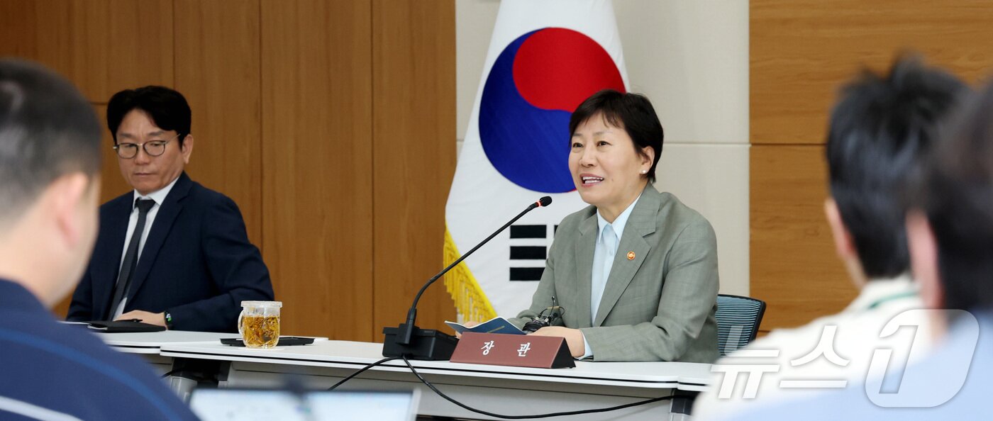 본문 이미지 - 송미령 농림축산식품부 장관이 27일 세종시 정부청사에서 출입기자단과의 간담회에 앞서 중동전쟁 대응방안 및 국정상황 등을 설명하고 있다. 2026.4.27 ⓒ 뉴스1 김기남 기자