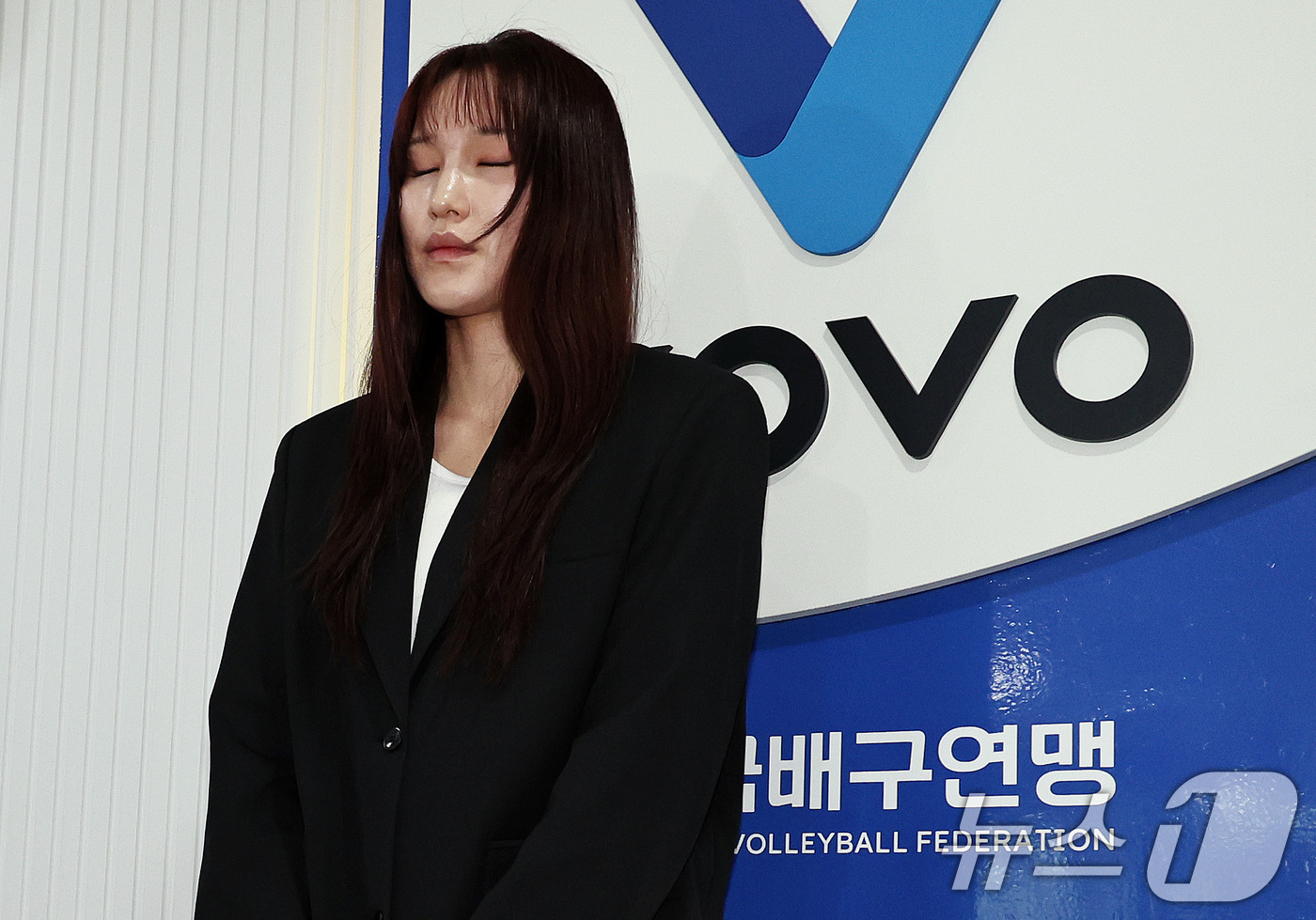 (서울=뉴스1) 구윤성 기자 = 술을 마시고 운전대를 잡은 배구선수 안혜진이 27일 오전 서울 마포구 한국배구연맹(KOVO)에서 열린 상벌위원회에서 소명을 마친 뒤 생각에 잠겨 있 …