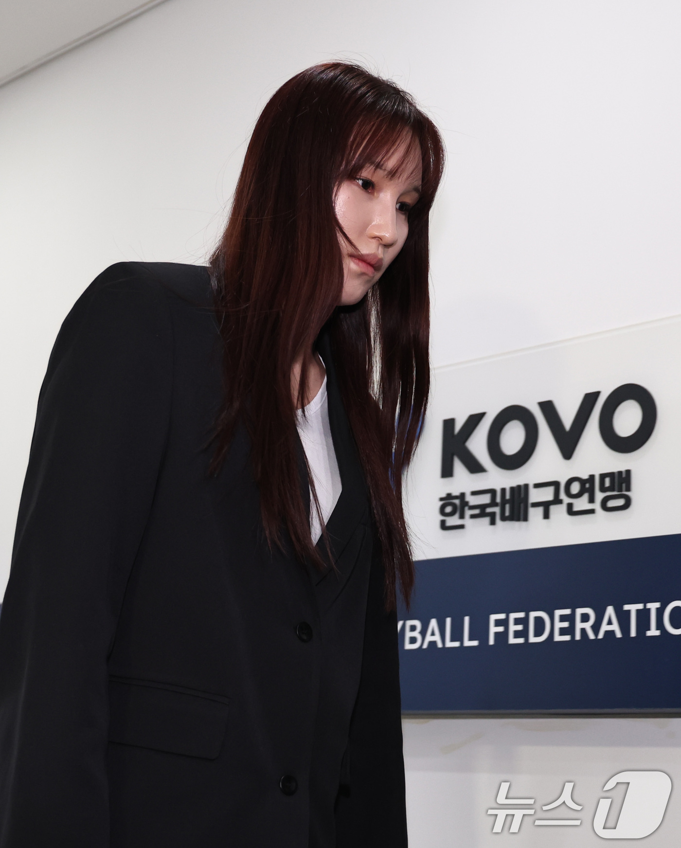 (서울=뉴스1) 구윤성 기자 = 술을 마시고 운전대를 잡은 배구선수 안혜진이 27일 오전 서울 마포구 한국배구연맹(KOVO)에서 음주운전 관련 소명을 하기 위해 상벌위원회에 출석하 …