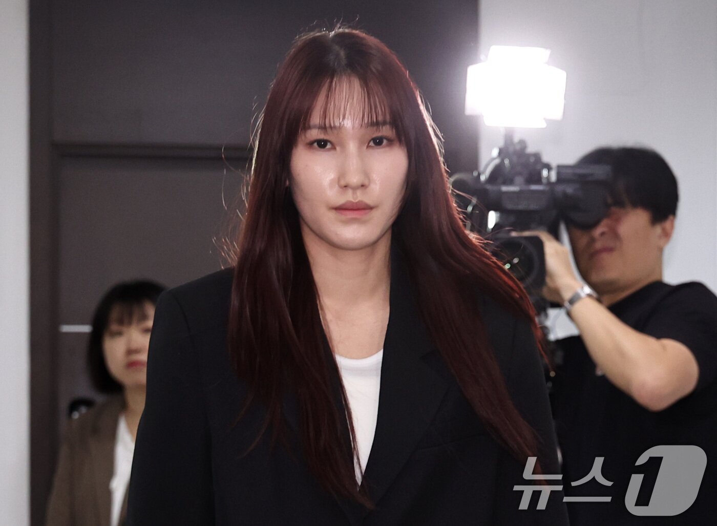 본문 이미지 - 술을 마시고 운전대를 잡은 배구선수 안혜진이 27일 오전 서울 마포구 한국배구연맹(KOVO)에서 음주운전 관련 소명을 하기 위해 상벌위원회에 출석하고 있다. 2026.4.27 ⓒ 뉴스1 구윤성 기자