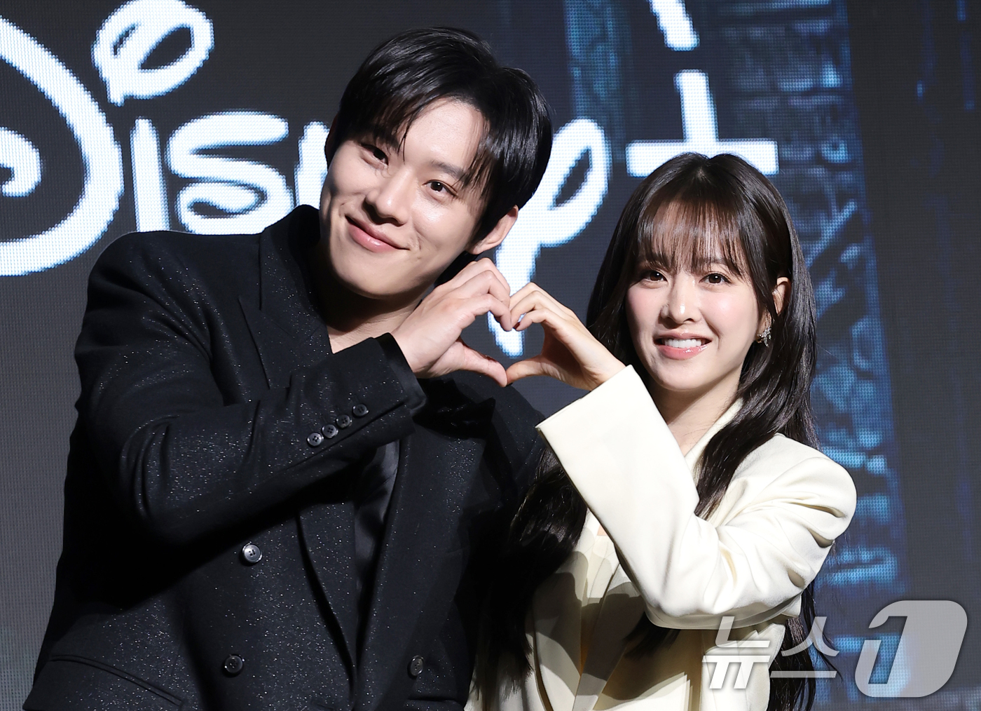 (서울=뉴스1) 권현진 기자 = 배우 김성철과 박보영(오른쪽)이 27일 오전 서울 영등포구 콘래드 서울 호텔에서 디즈니+ 오리지널 시리즈 ‘골드랜드’(극본 황조윤/연출 김성훈) 제 …