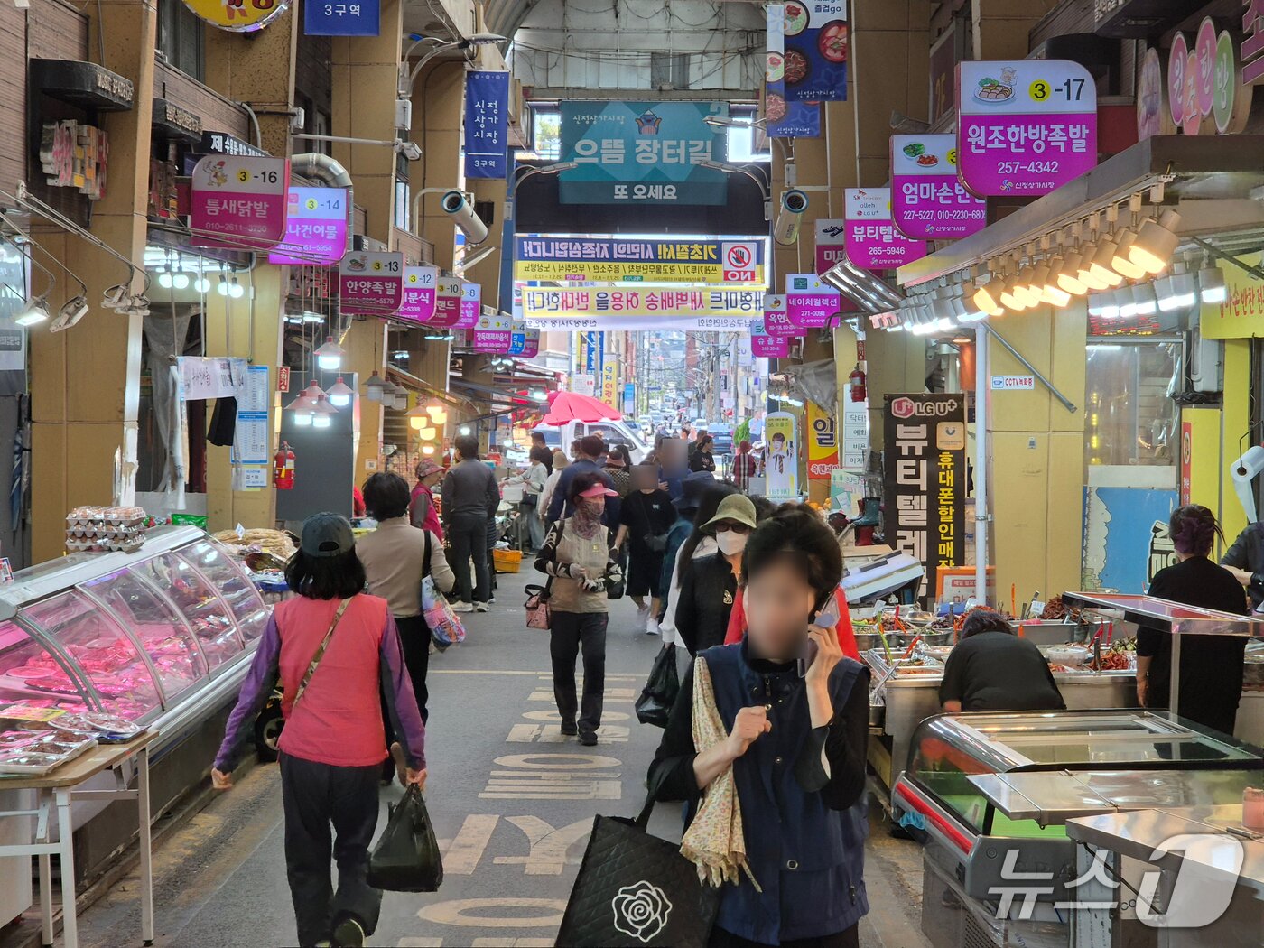 본문 이미지 - 고유가 피해지원금 1차 접수가 시작된 27일 울산 남구 신정시장에 시민들이 장을 보고 있다.2026.04.27.ⓒ 뉴스1 박정현 기자
