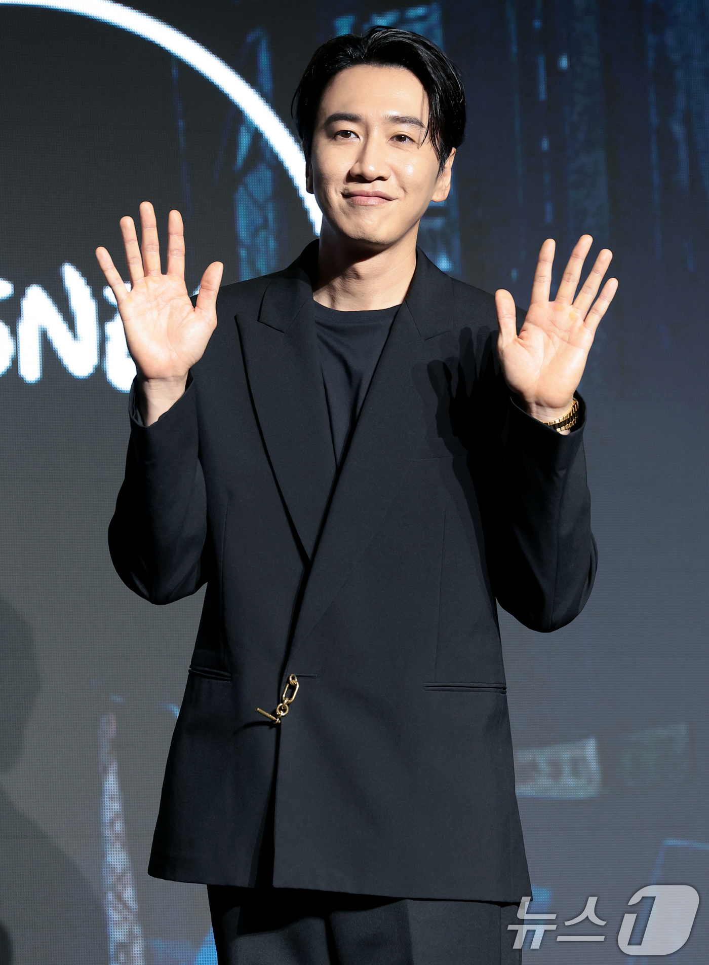 (서울=뉴스1) 권현진 기자 = 배우 이광수가 27일 오전 서울 영등포구 콘래드 서울 호텔에서 디즈니+ 오리지널 시리즈 ‘골드랜드’(극본 황조윤/연출 김성훈) 제작발표회에서 포즈를 …